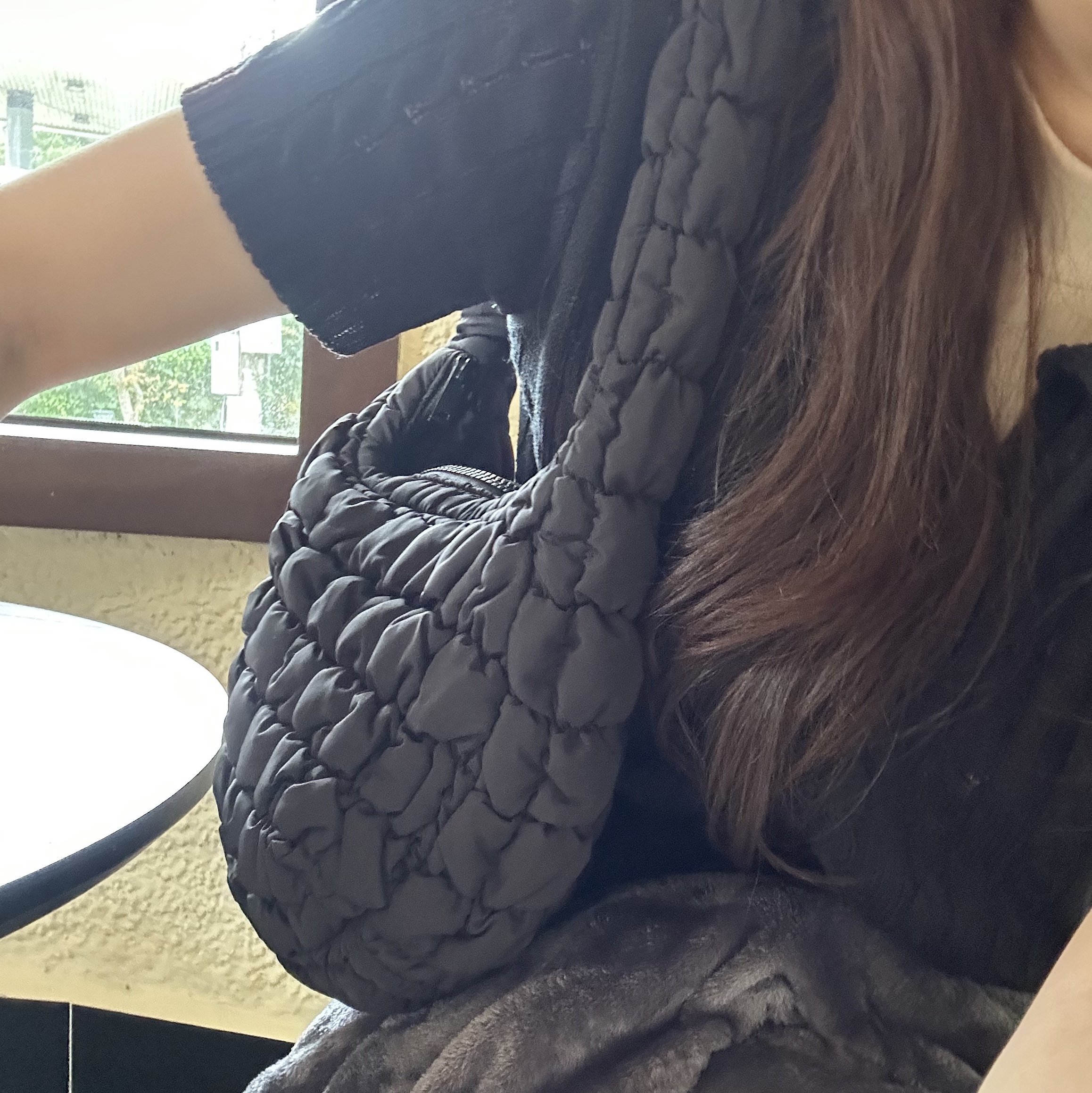 COS Quilted Mini Bag Black 착용 스타일 - 3