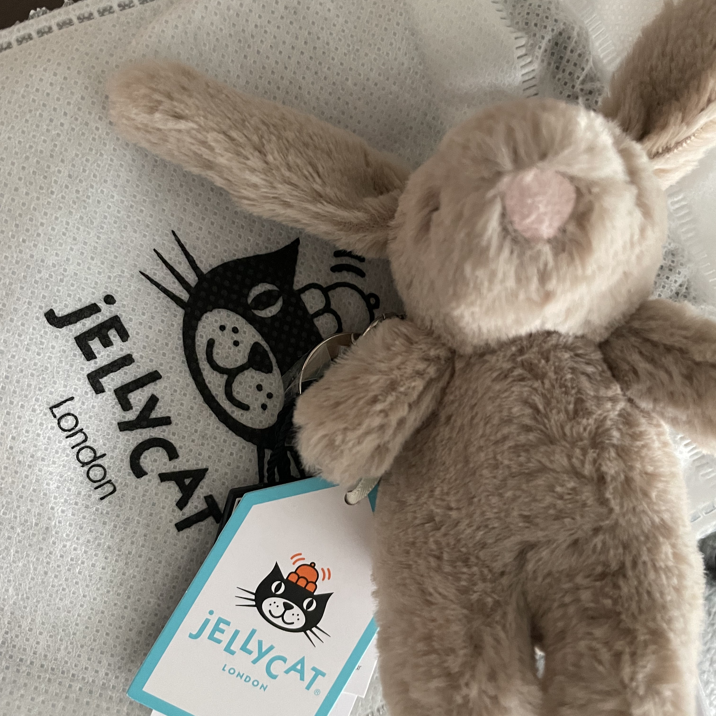 Jellycat Bashful Bunny Bag Charm Beige 착용 스타일