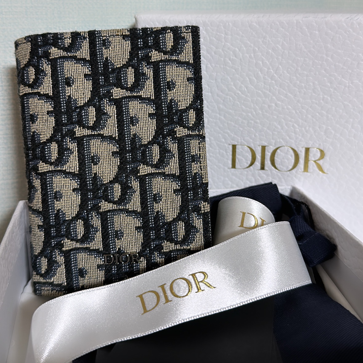 Dior Bi-Fold Card Holder Beige & Black Dior Oblique Jacquard 착용 스타일
