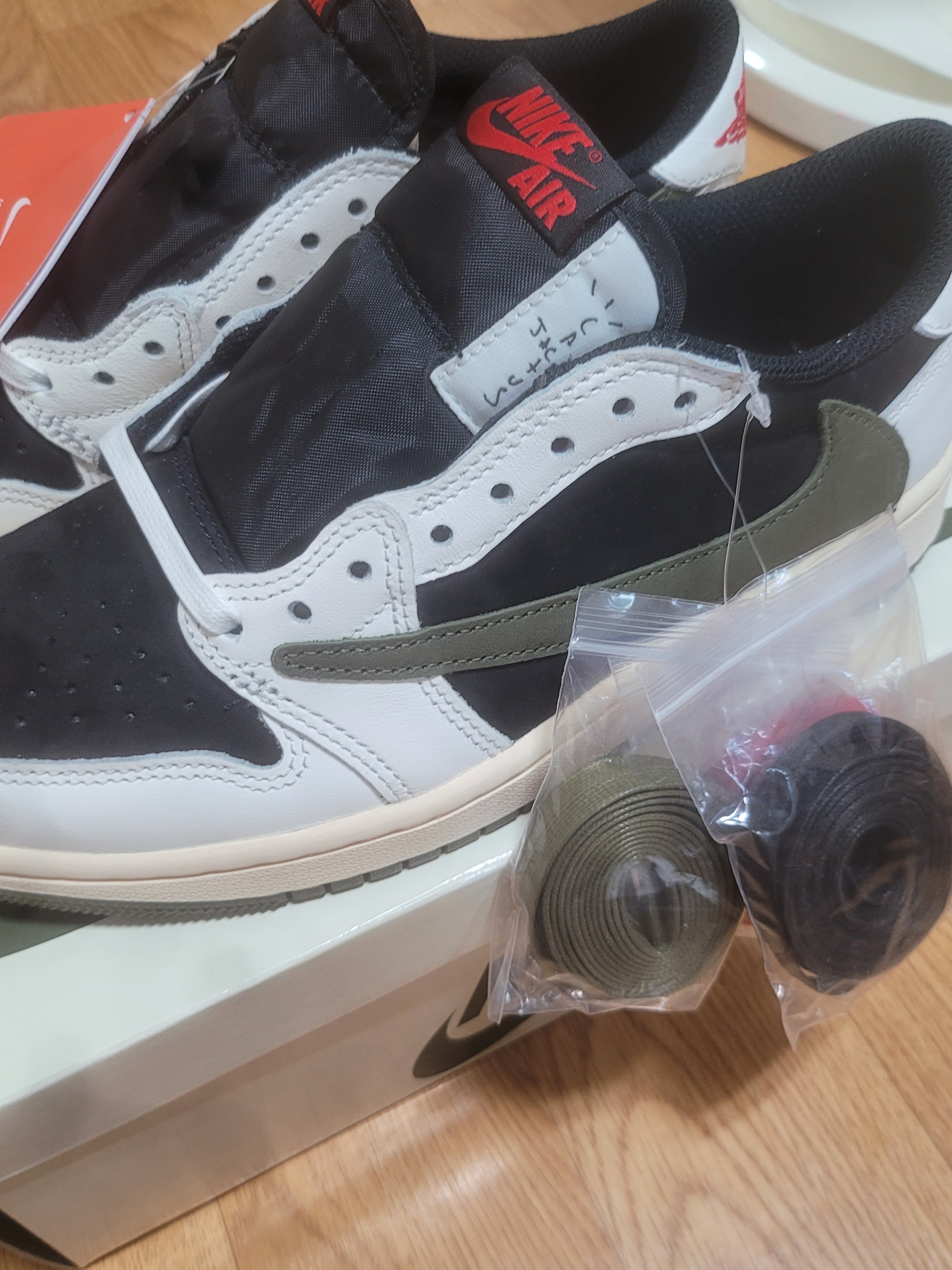 (W) Jordan 1 x Travis Scott Retro Low OG SP Medium Olive 착용 스타일
