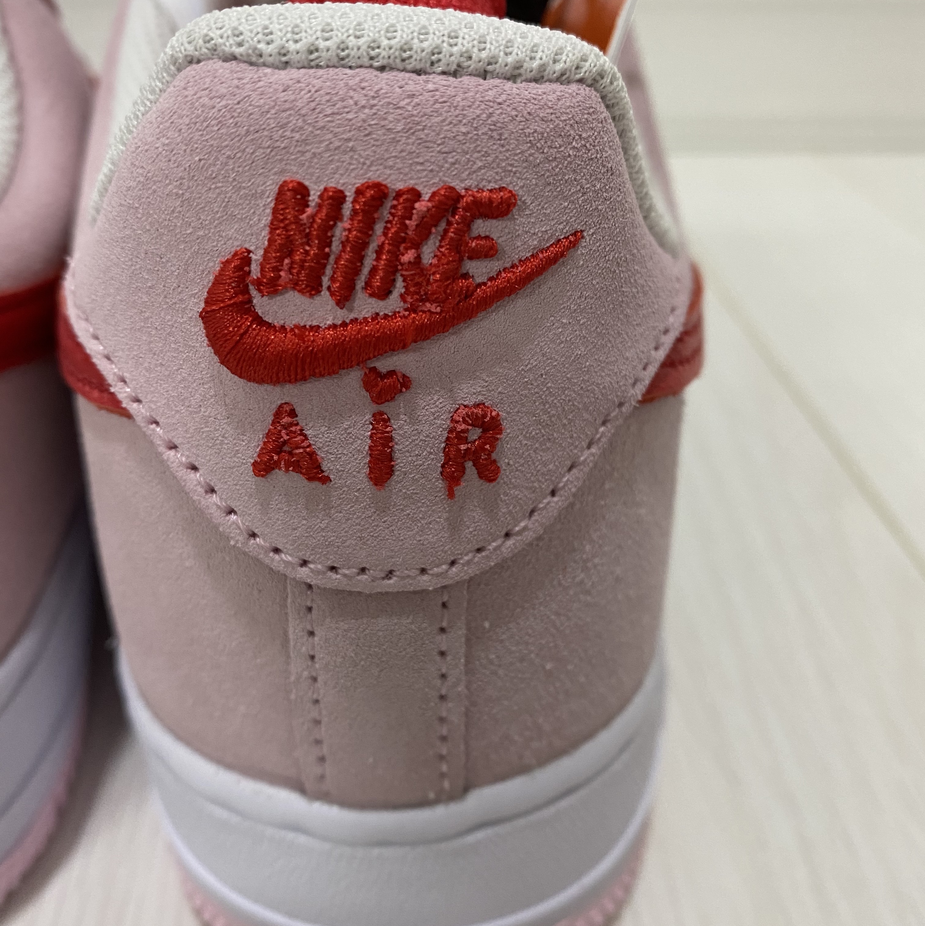 Nike Air Force 1 '07 QS Valentine's Day 착용 스타일 - 5