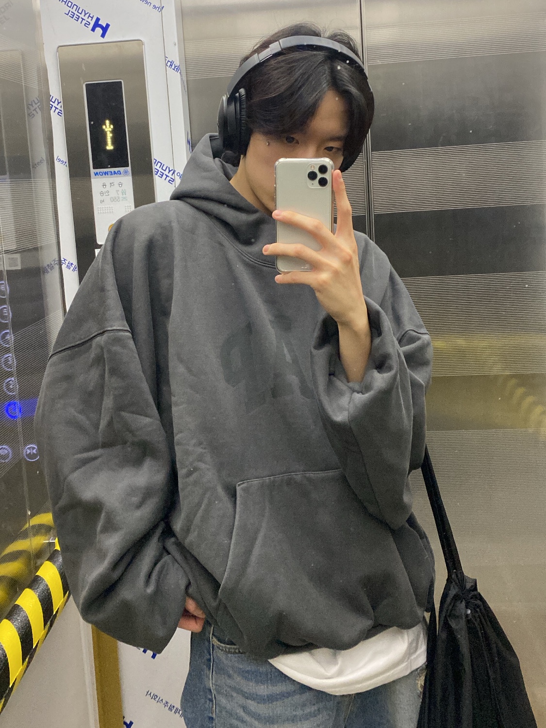 Yeezy Gap Engineered By Balenciaga Dove Hoodie Black, BOSE QC35 II Black (Korean Ver.) 착용 스타일
