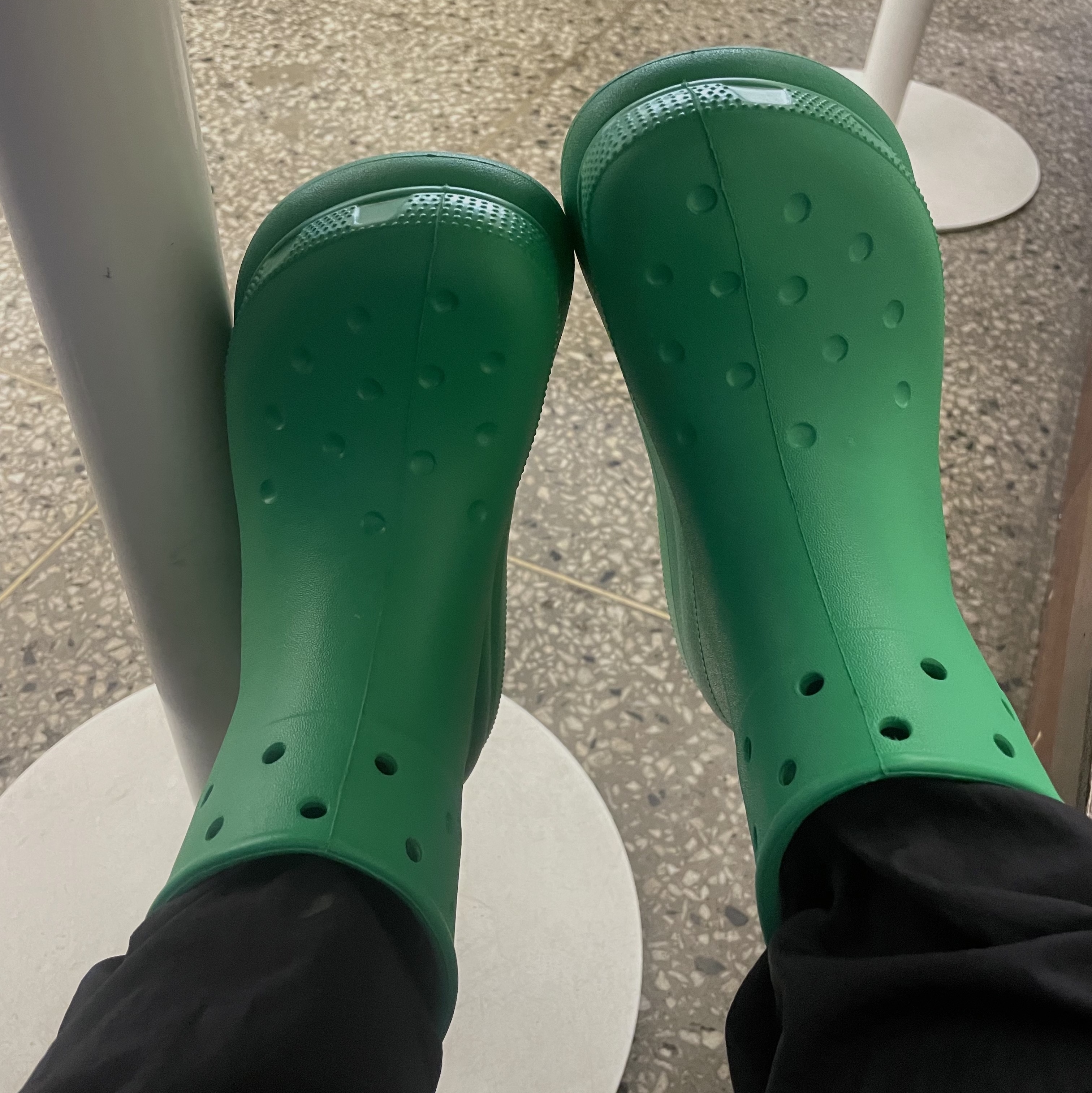 Crocs Classic Crush Boot Grass Green 착용 스타일 - 1