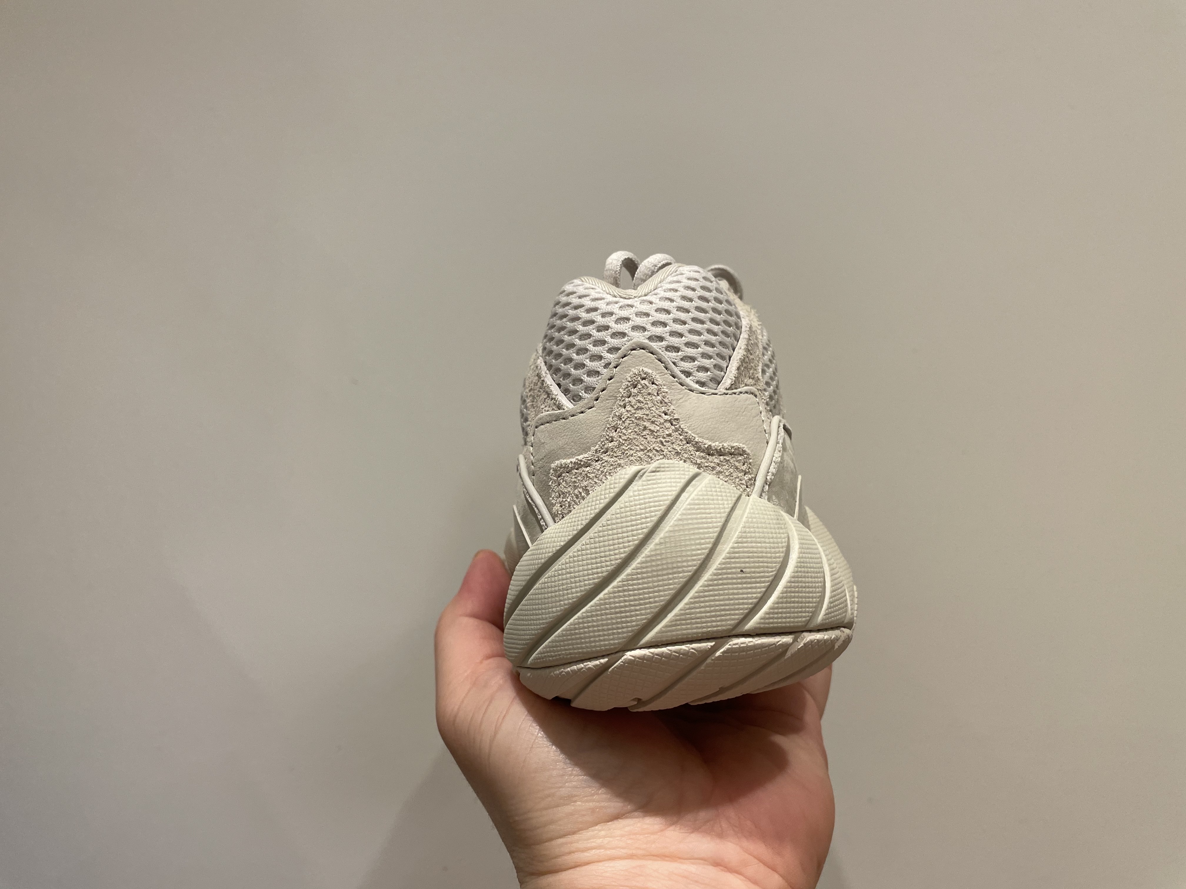 Adidas Yeezy 500 Blush 2022 착용 스타일 - 5