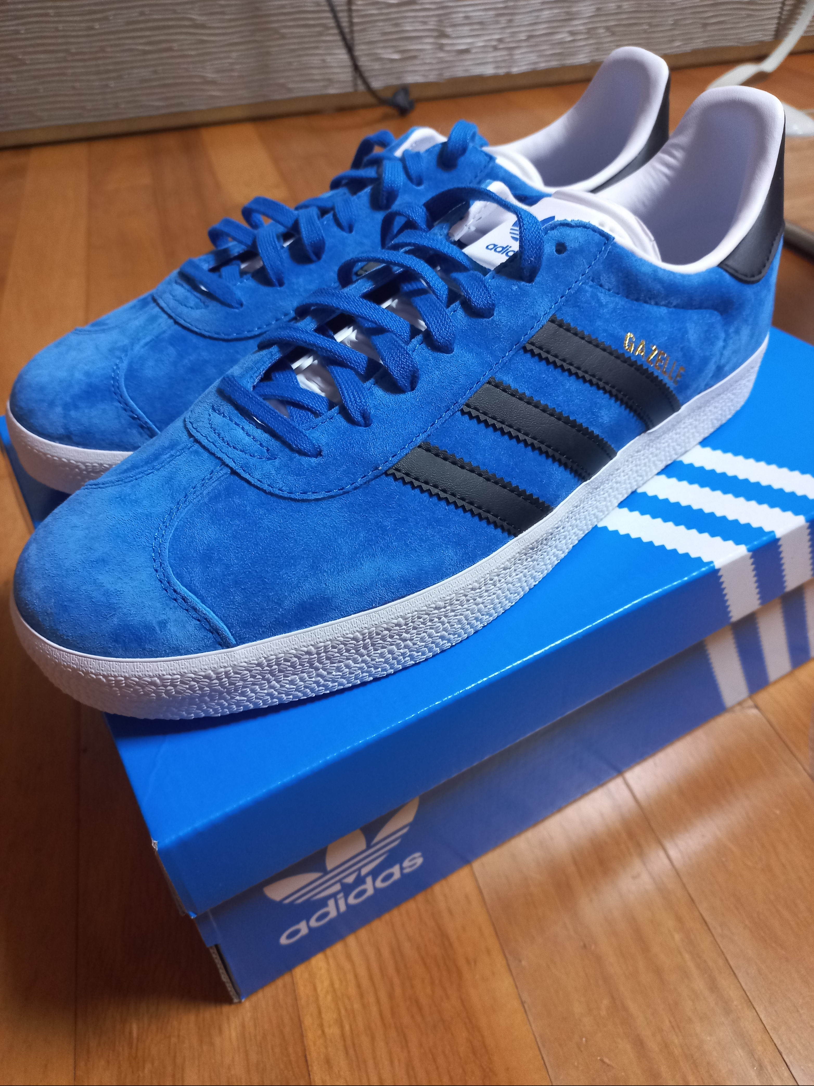 Adidas Gazelle Blue Bird Core Black 착용 스타일