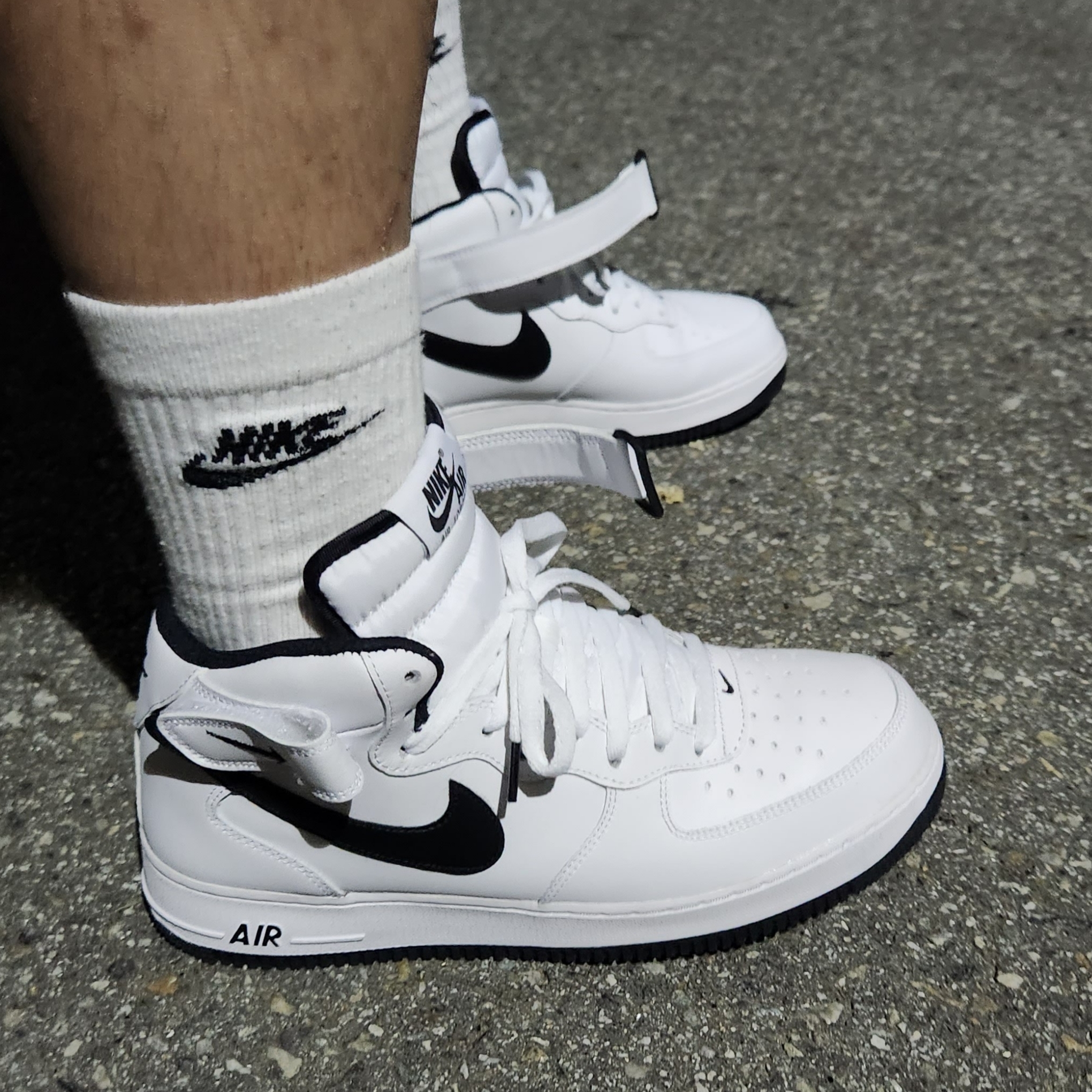 Nike Air Force 1 Mid '07 White Black 착용 스타일 - 3