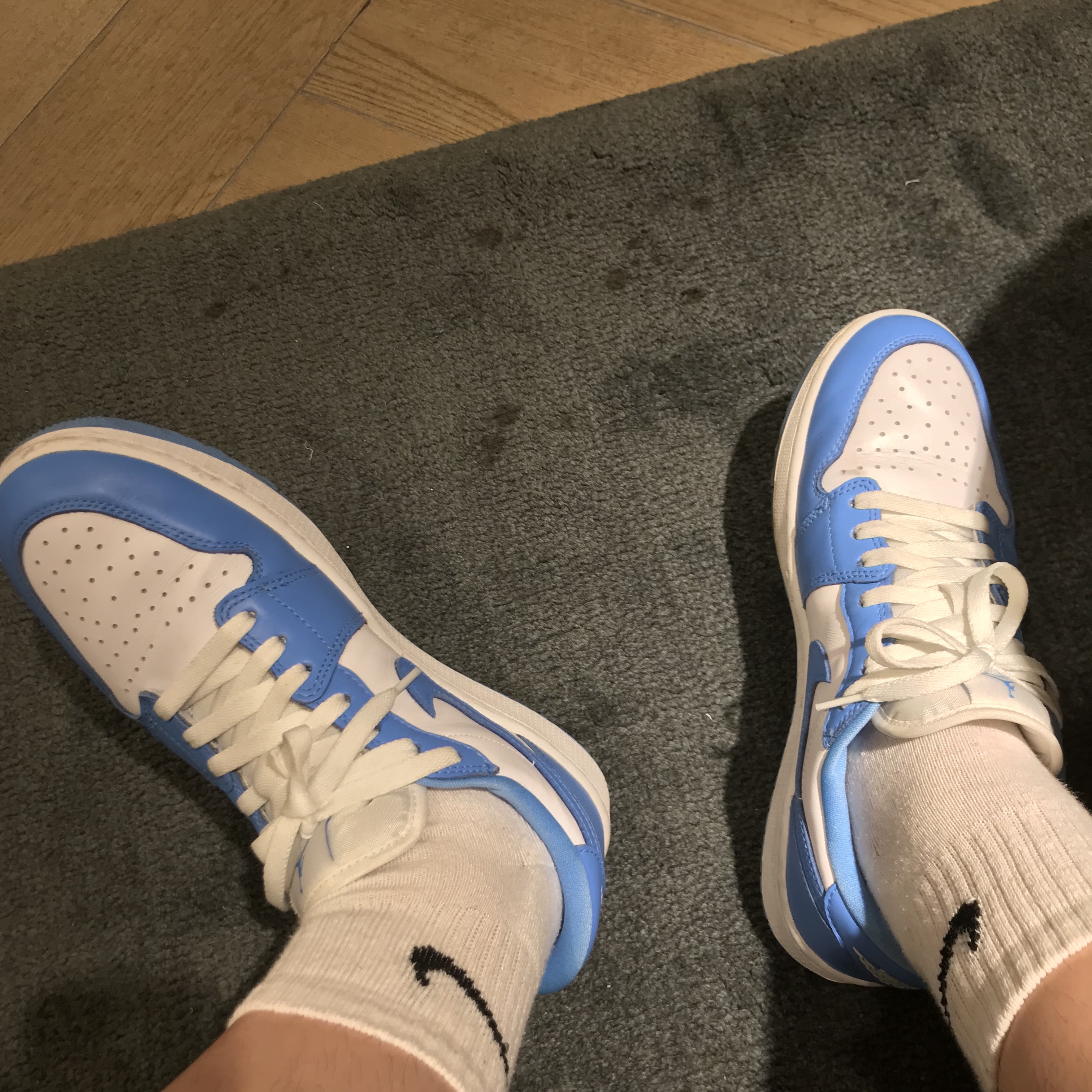 Jordan 1 Low Golf White and University Blue 착용 스타일