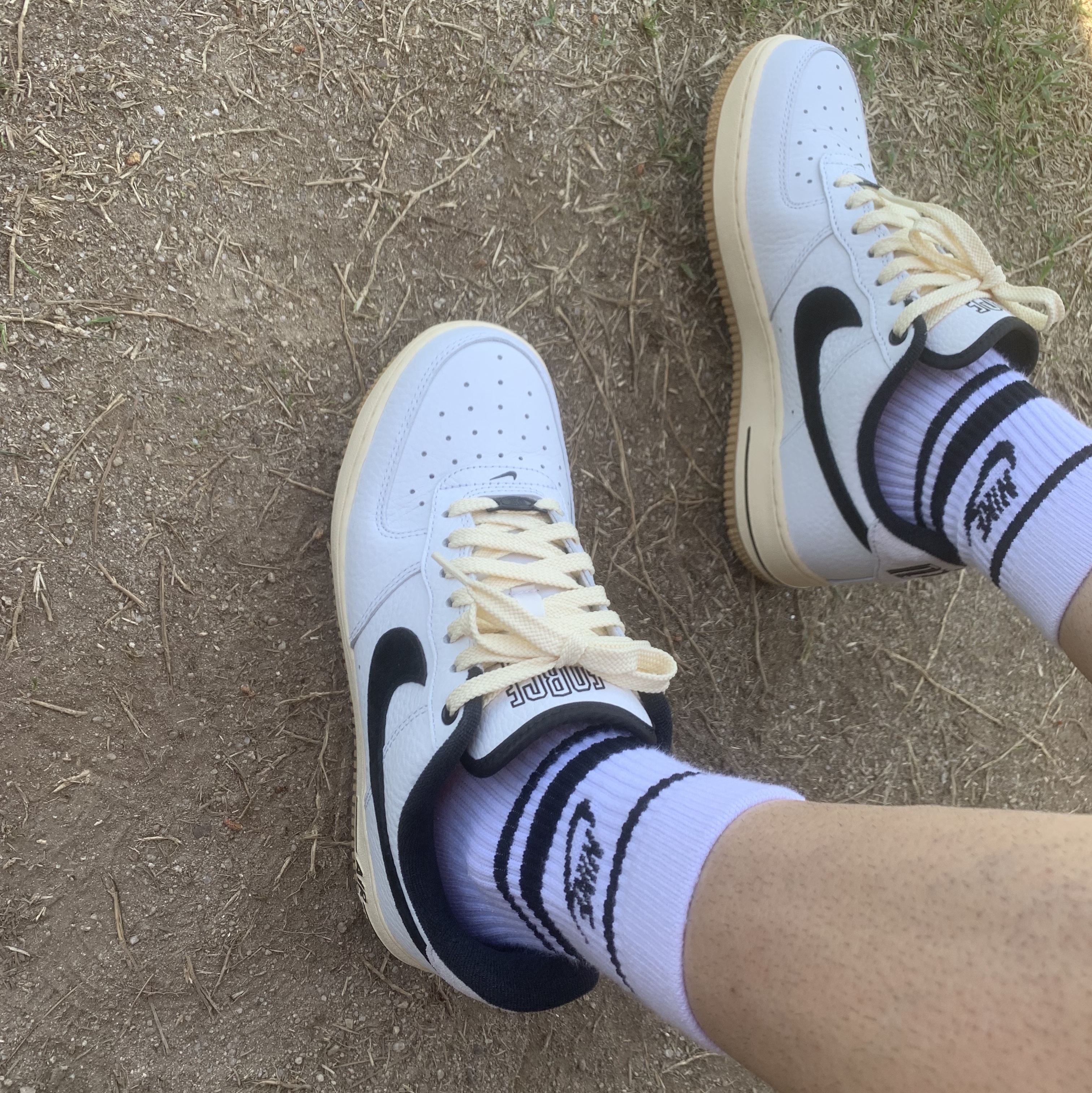 (W) Nike Air Force 1 '07 LX Black and Summit White 착용 스타일 - 2