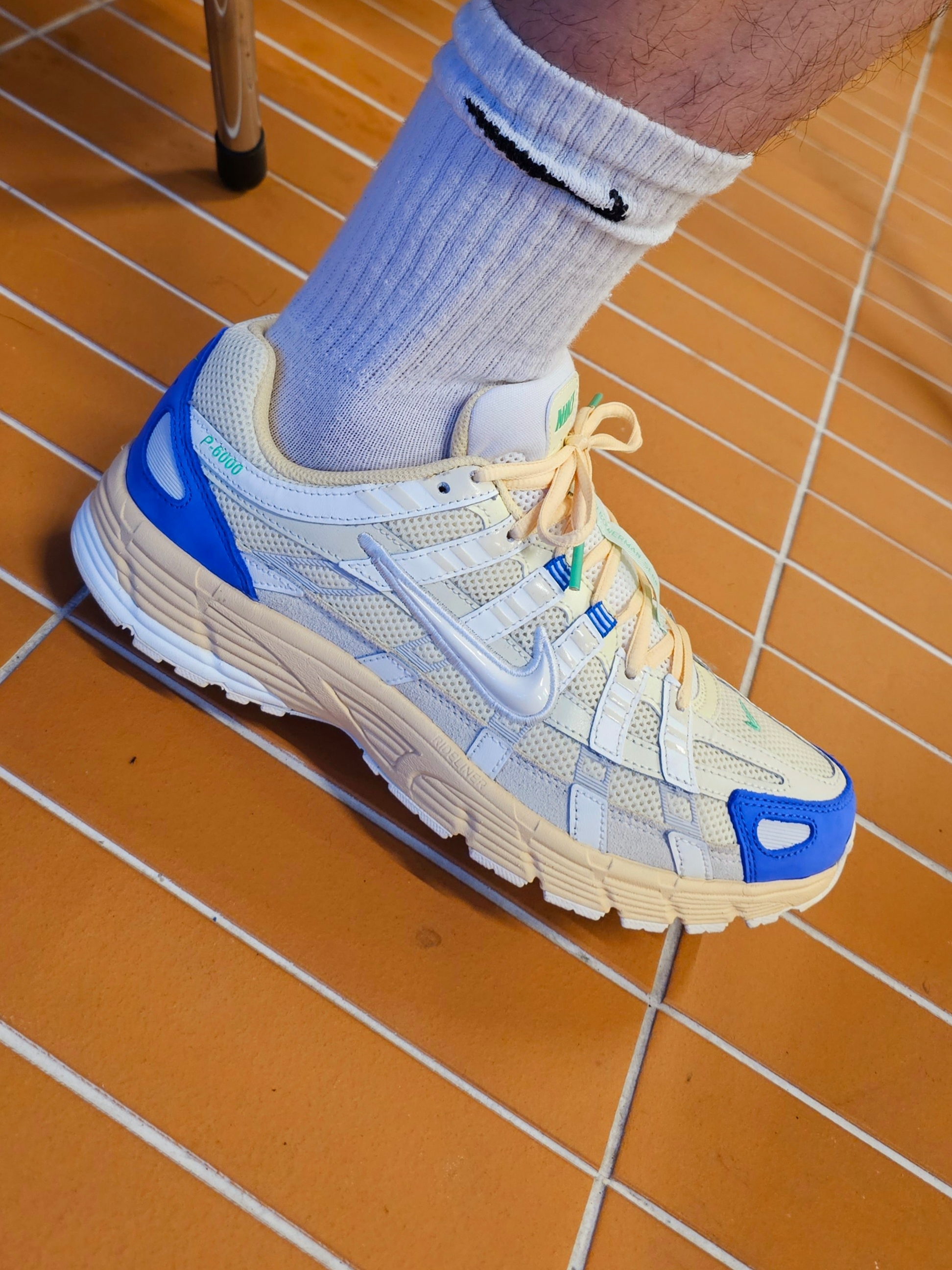 Nike P-6000 Coconut Milk Medium Blue 착용 스타일 - 4