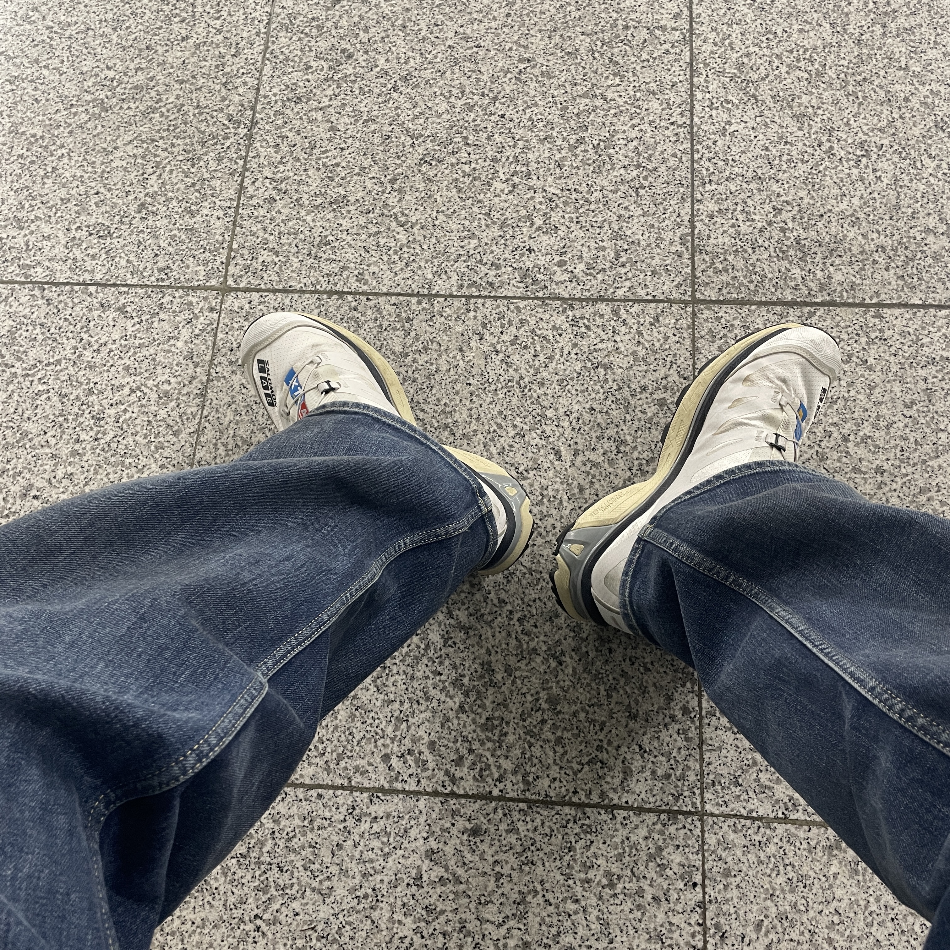 Salomon XT-4 White Lunar Rock 착용 스타일