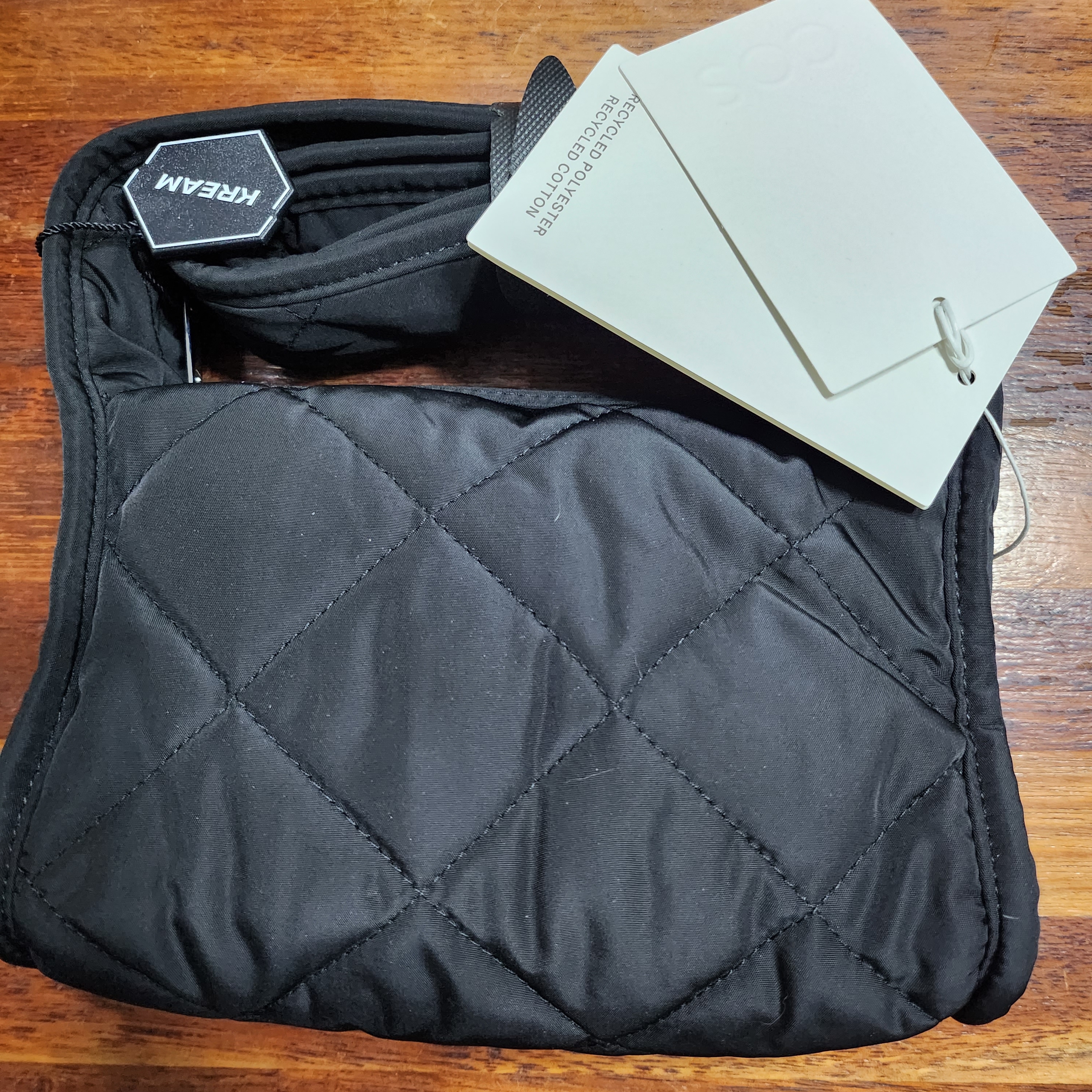 COS Diamond Quilted Mini Crossbody Bag Black 착용 스타일 - 1