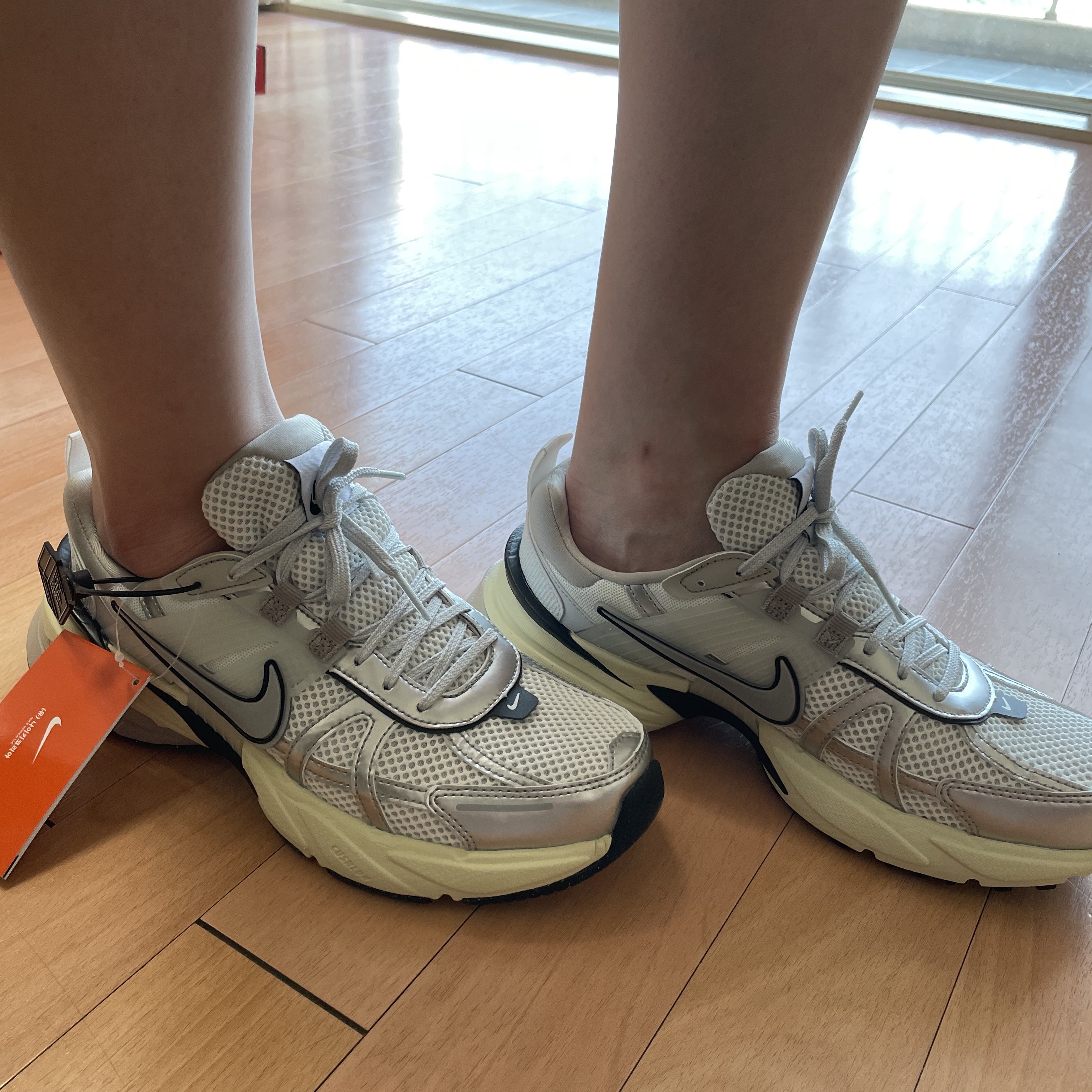 Nike V2K Run Summit White Metallic Silver 착용 스타일 - 1