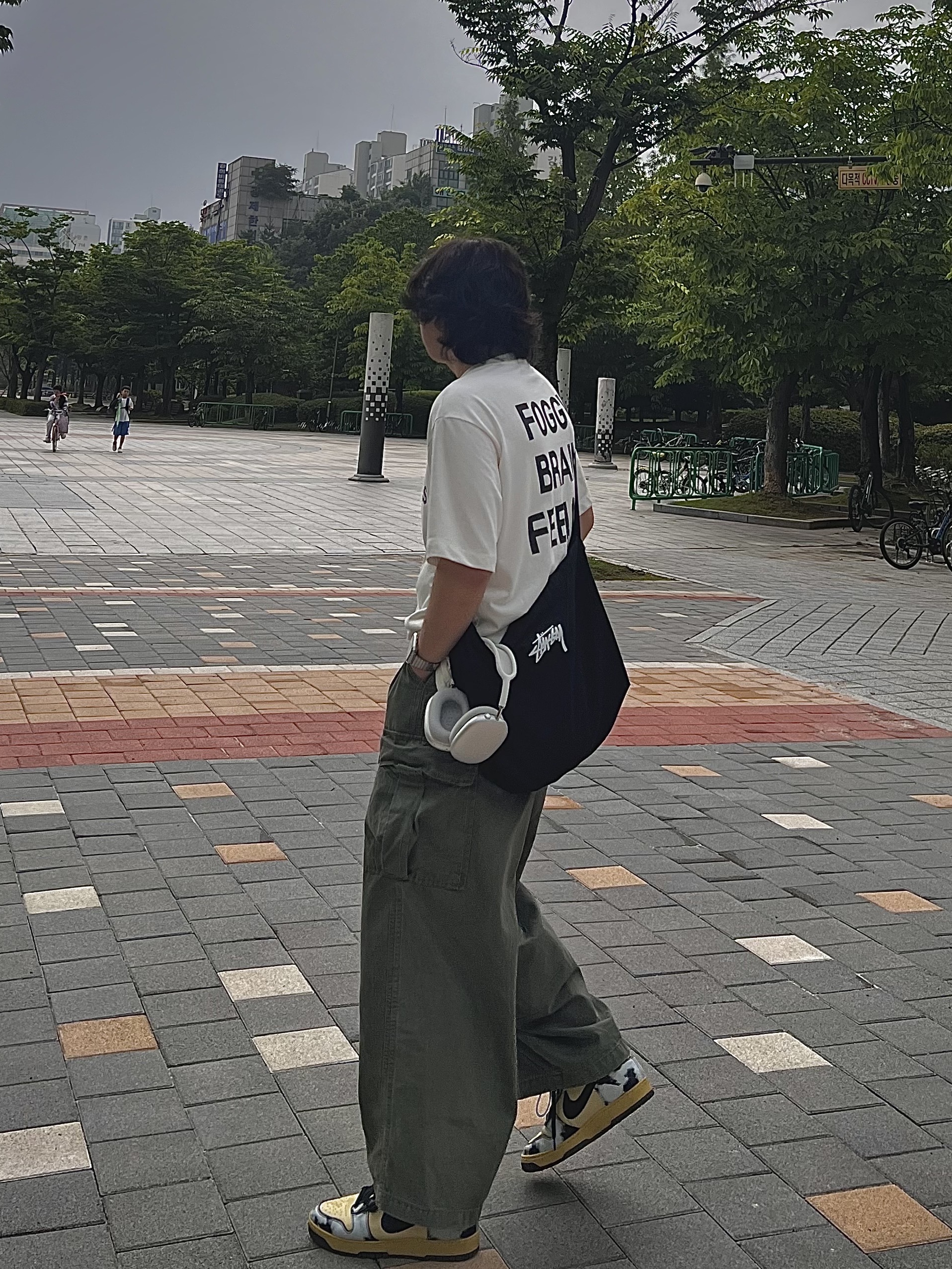 Apple AirPods Max Lightning Silver (Korean Ver.), Nike Dunk High 1985 SP Black Acid Wash 착용 스타일 - 2