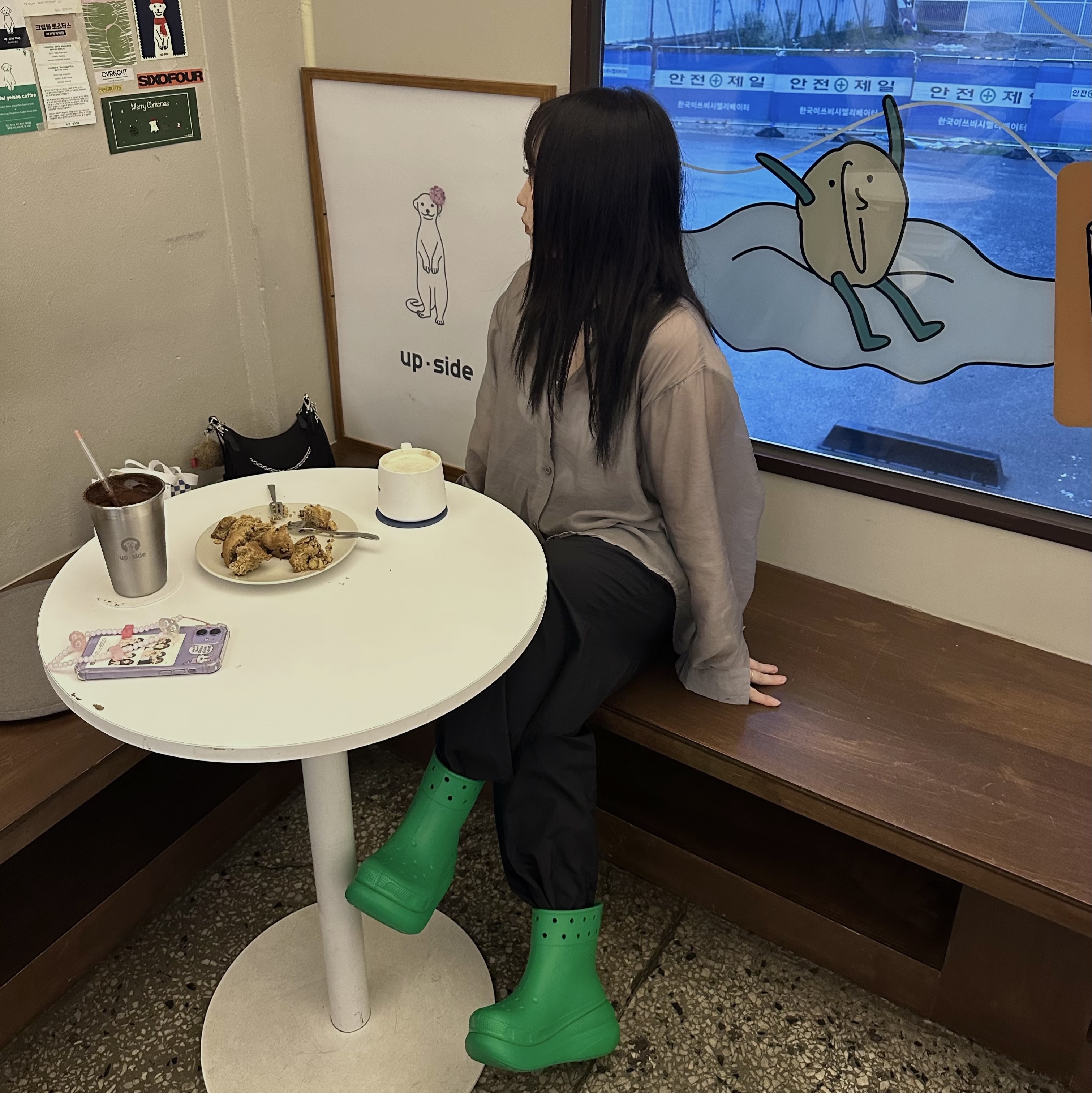 Crocs Classic Crush Boot Grass Green 착용 스타일 - 2