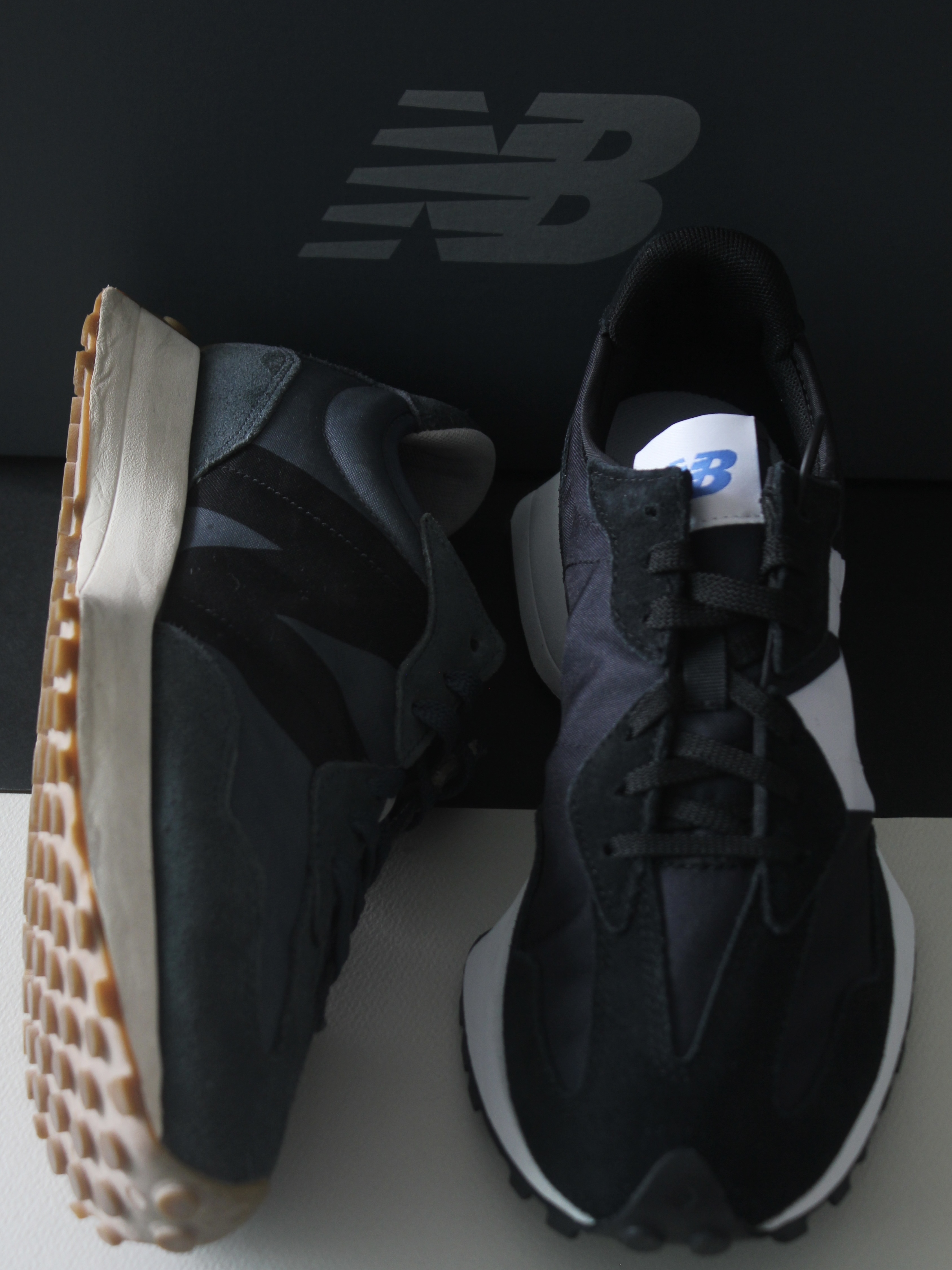 New Balance 327 Black, New Balance 327 Princess Blue Black 착용 스타일 - 2