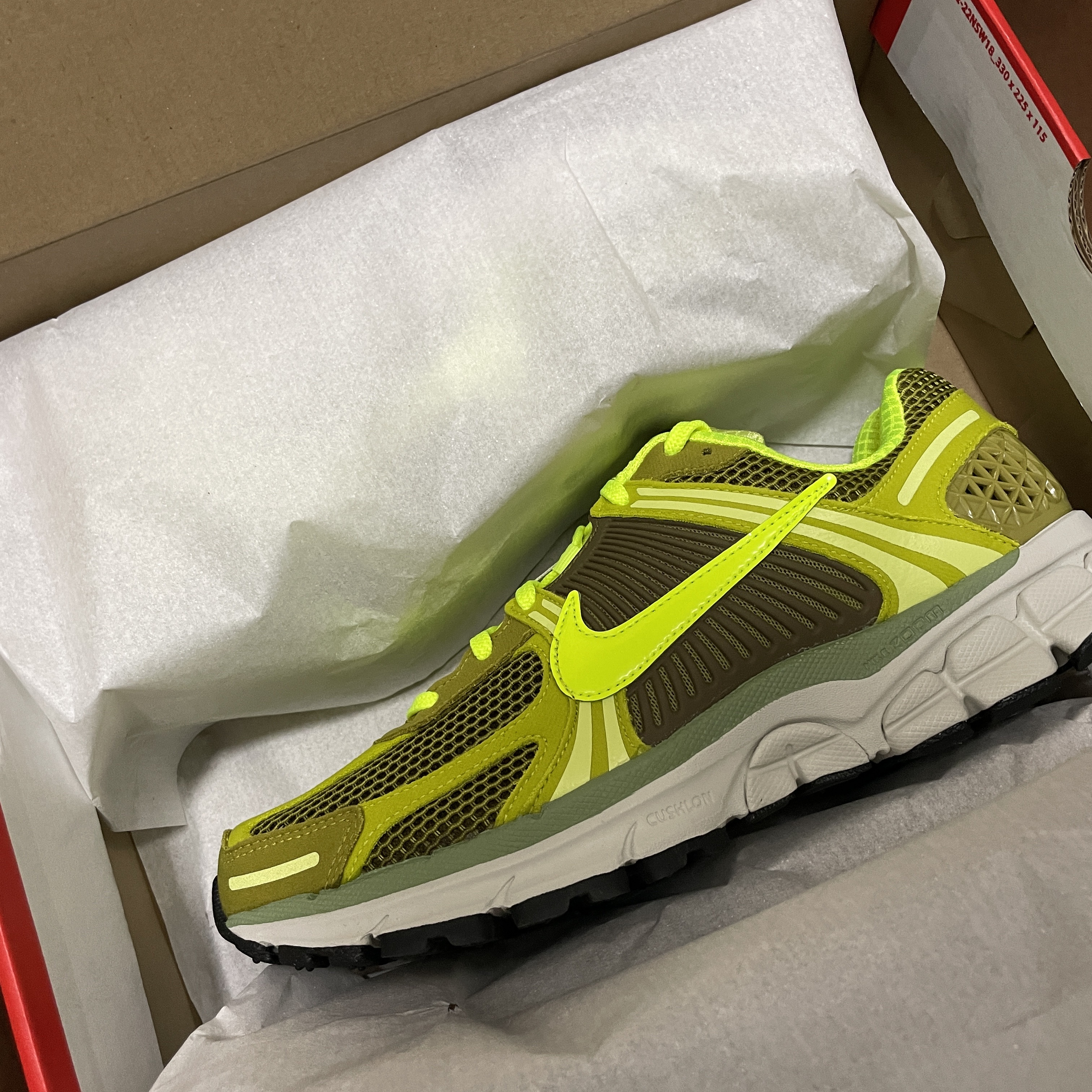(W) Nike Zoom Vomero 5 Olive Flak Volt 착용 스타일