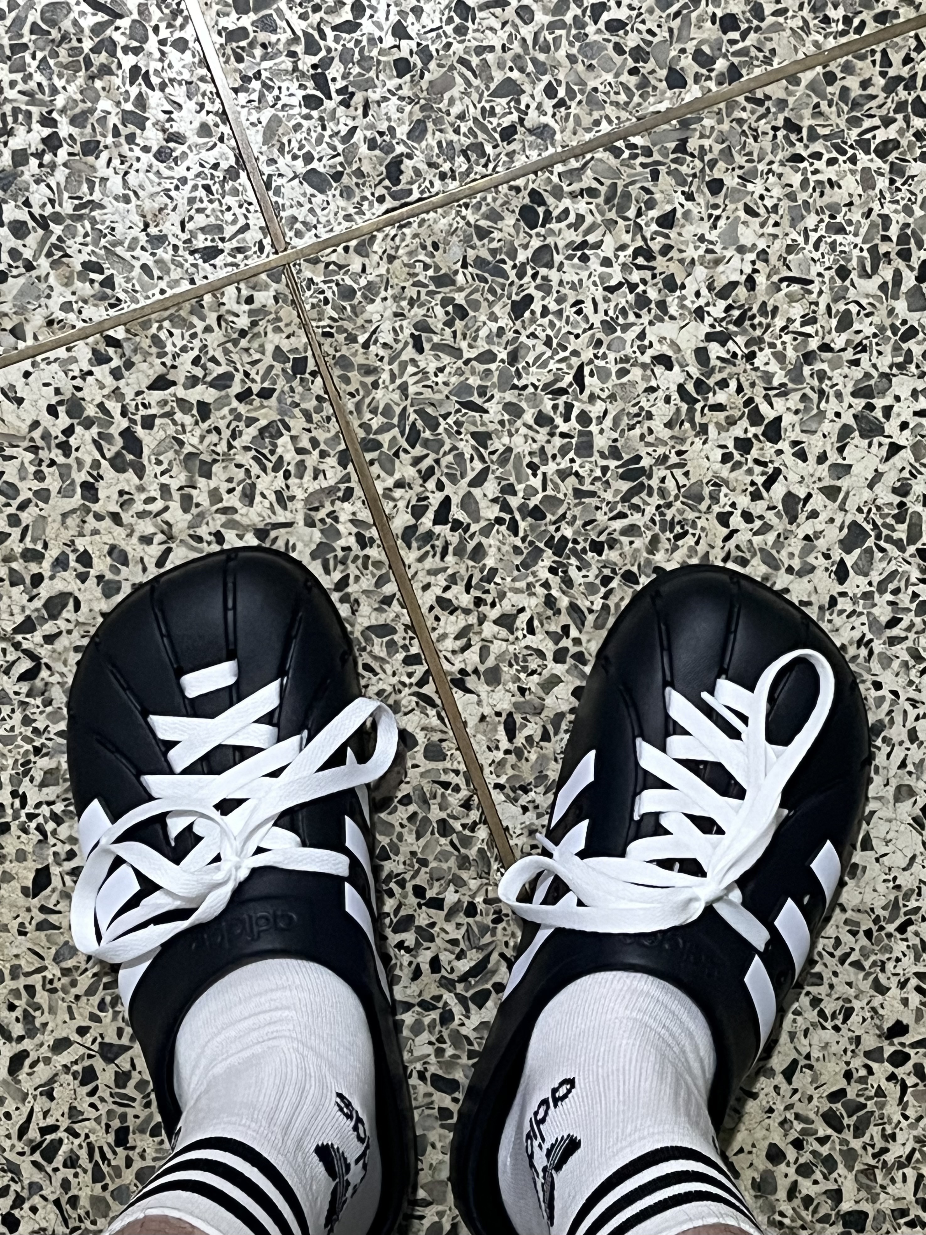 Adidas Adilette Clog Black White 착용 스타일