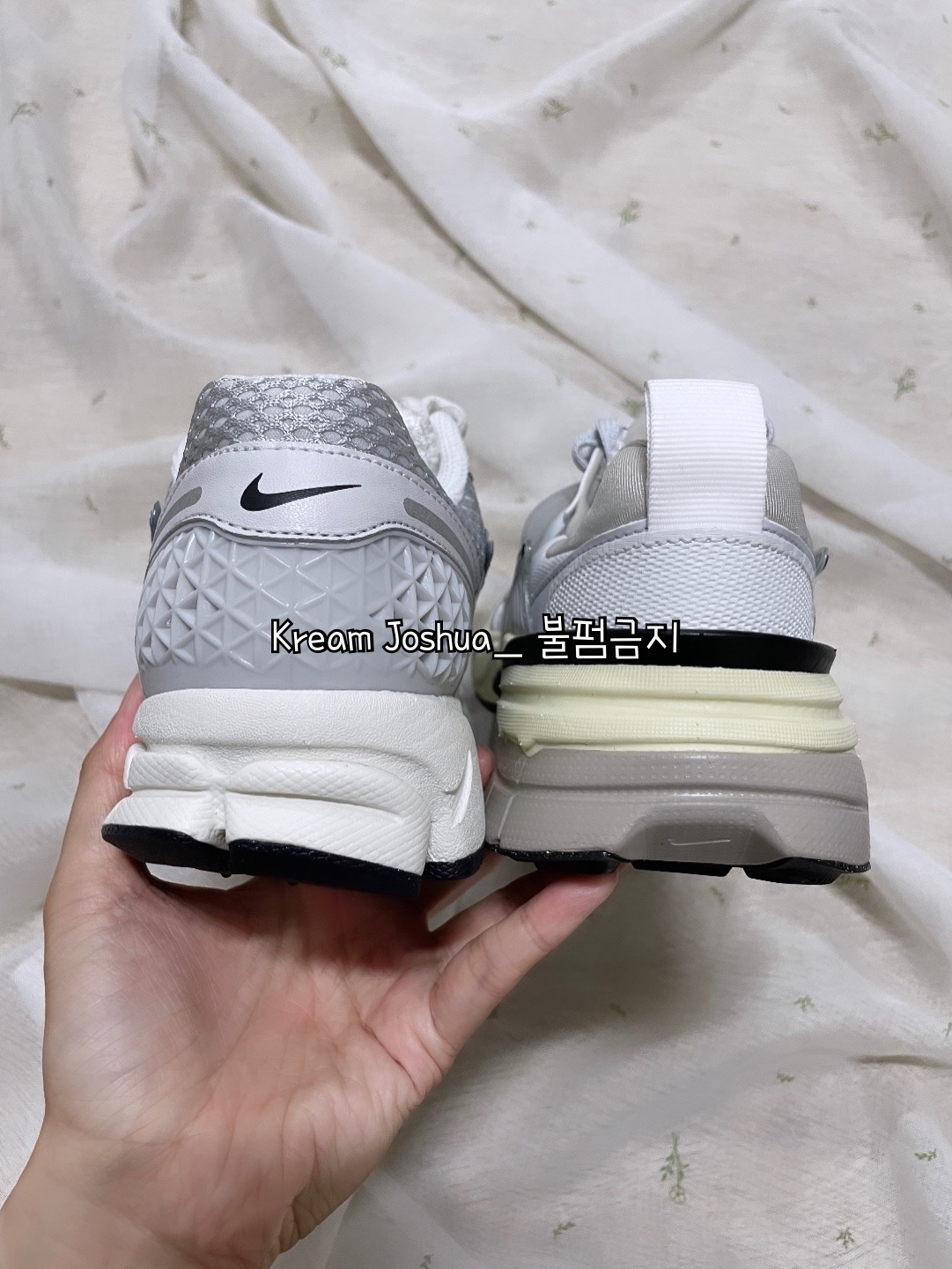 (W) Nike Zoom Vomero 5 Photon Dust and Metallic Silver, Nike V2K Run Summit White Metallic Silver 착용 스타일 - 4