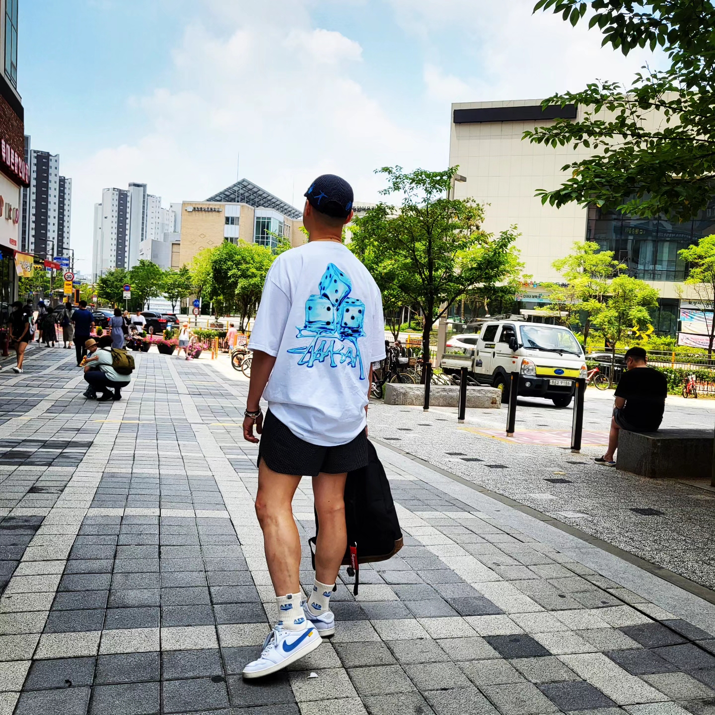 Stussy Melted T-Shirt White, Supreme Webbing Keychain Red - 23SS 착용 스타일 - 1