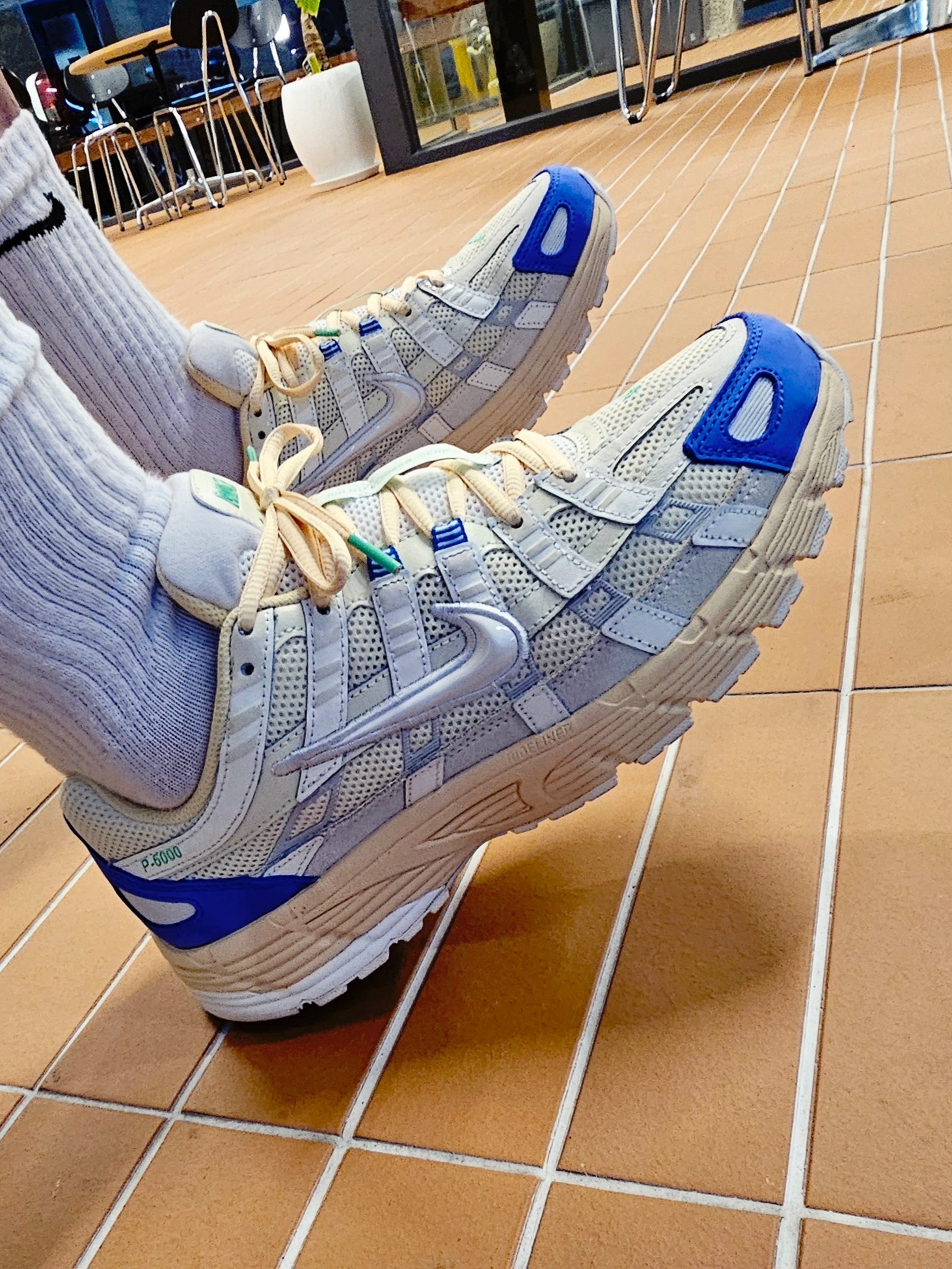 Nike P-6000 Coconut Milk Medium Blue 착용 스타일 - 1