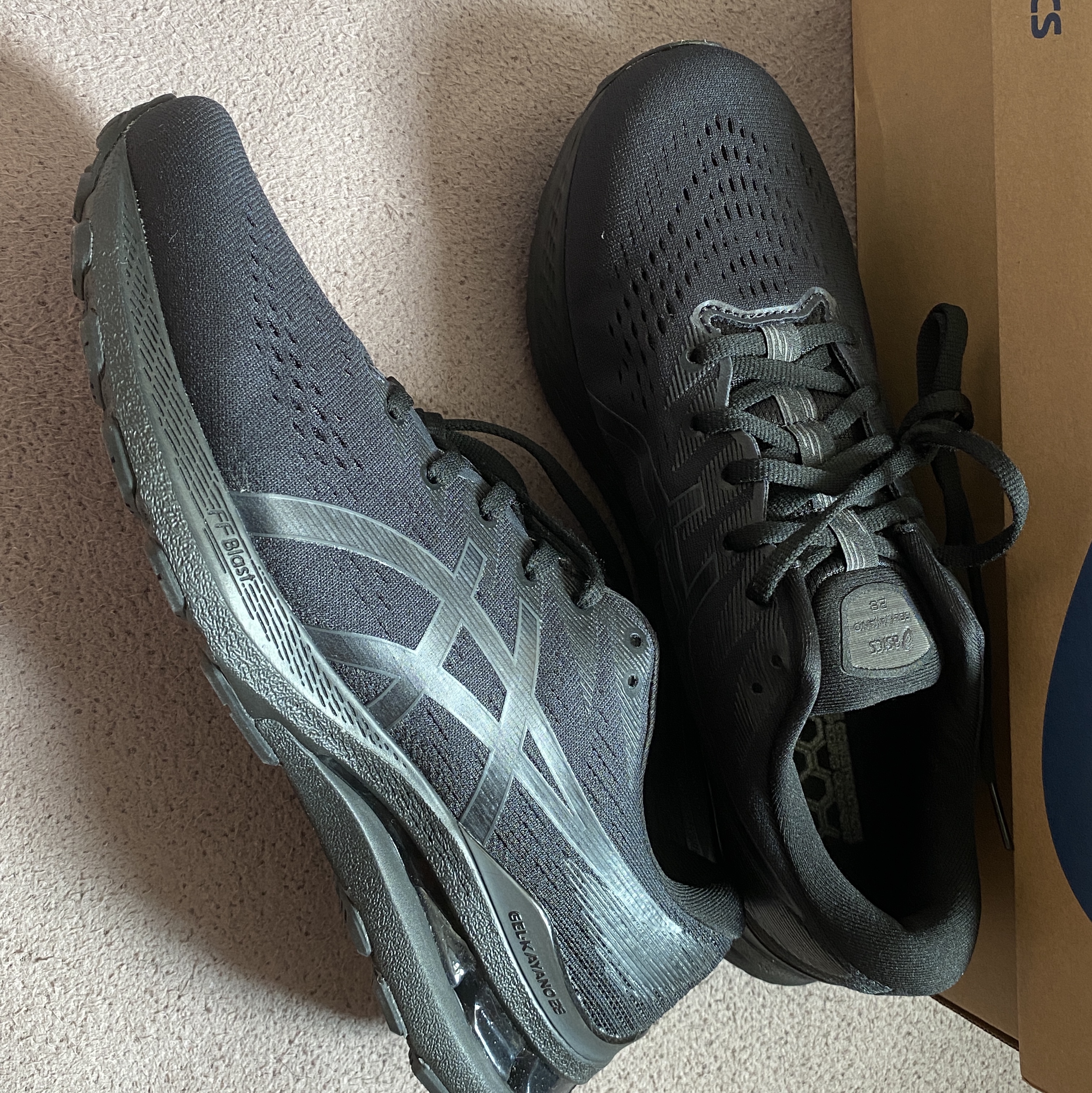 Asics Gel-Kayano 28 Black - 4E Extra Wide 착용 스타일