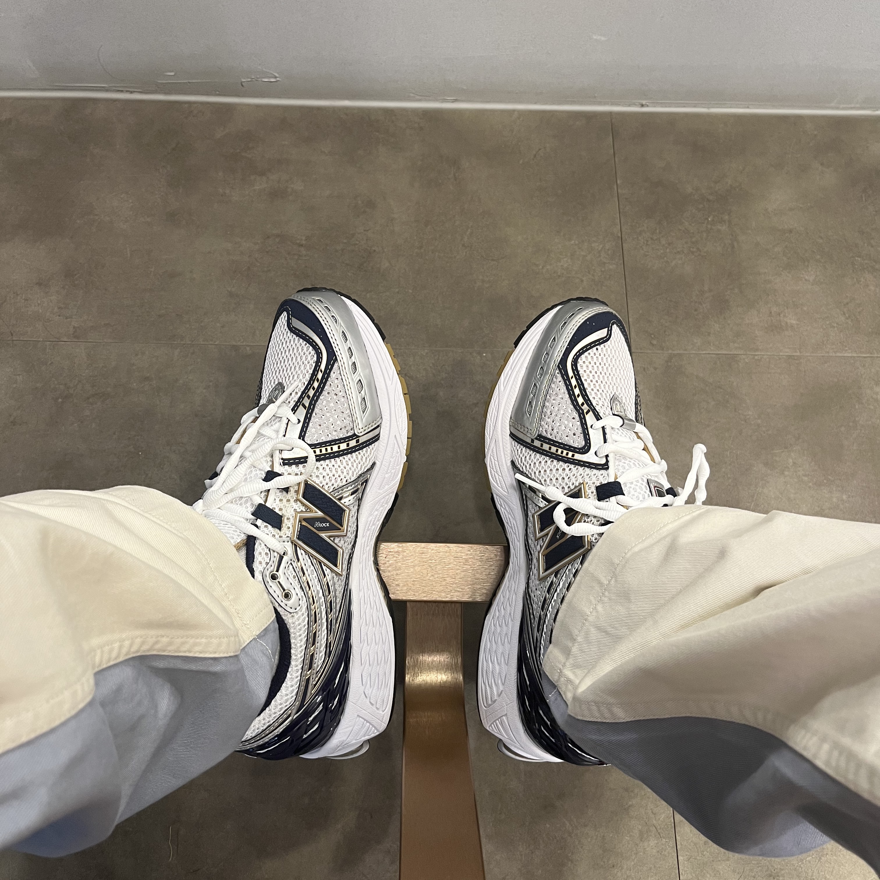 New Balance 1906R White Navy Gold 착용 스타일