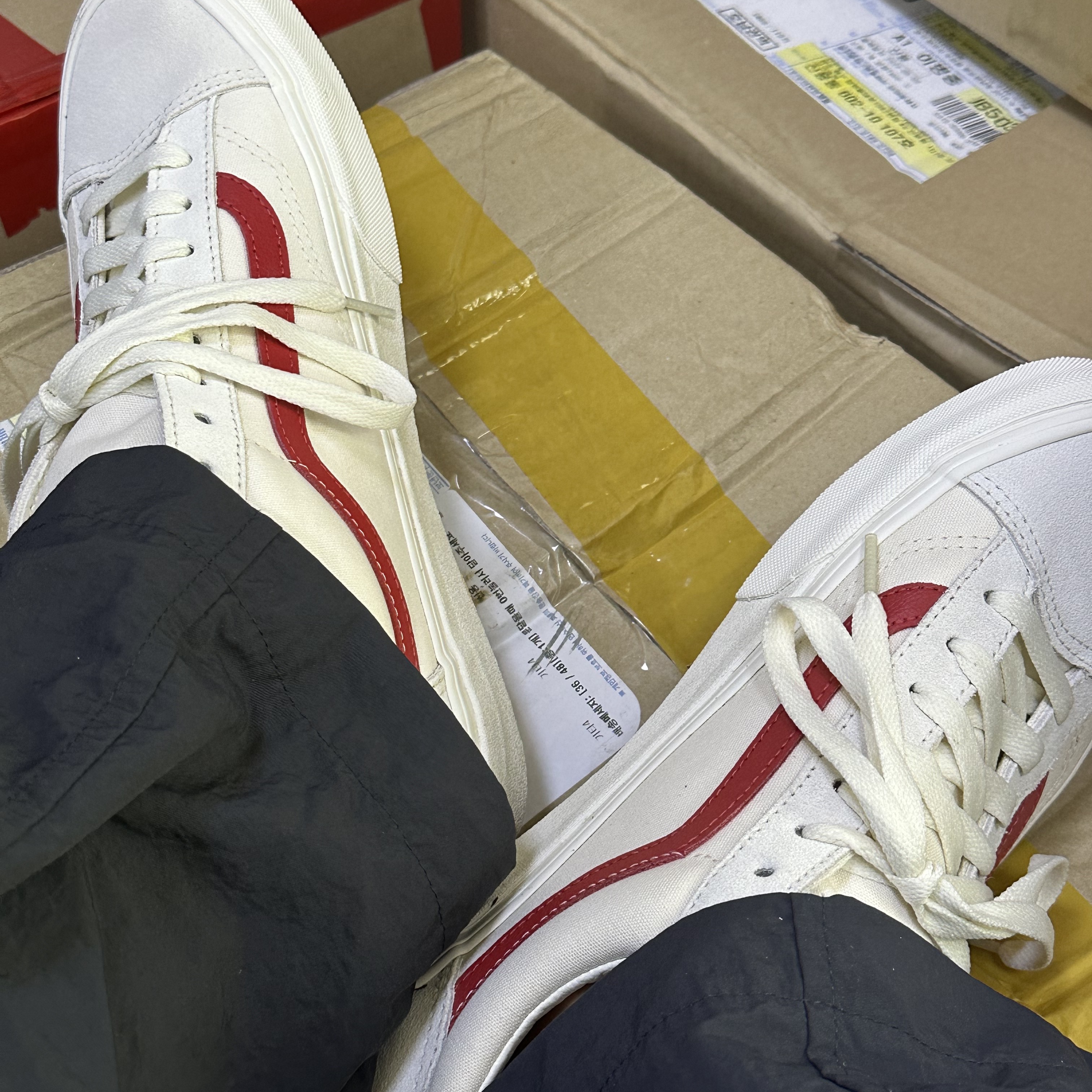 Vans Style 36 Marshmallow Racing Red 착용 스타일