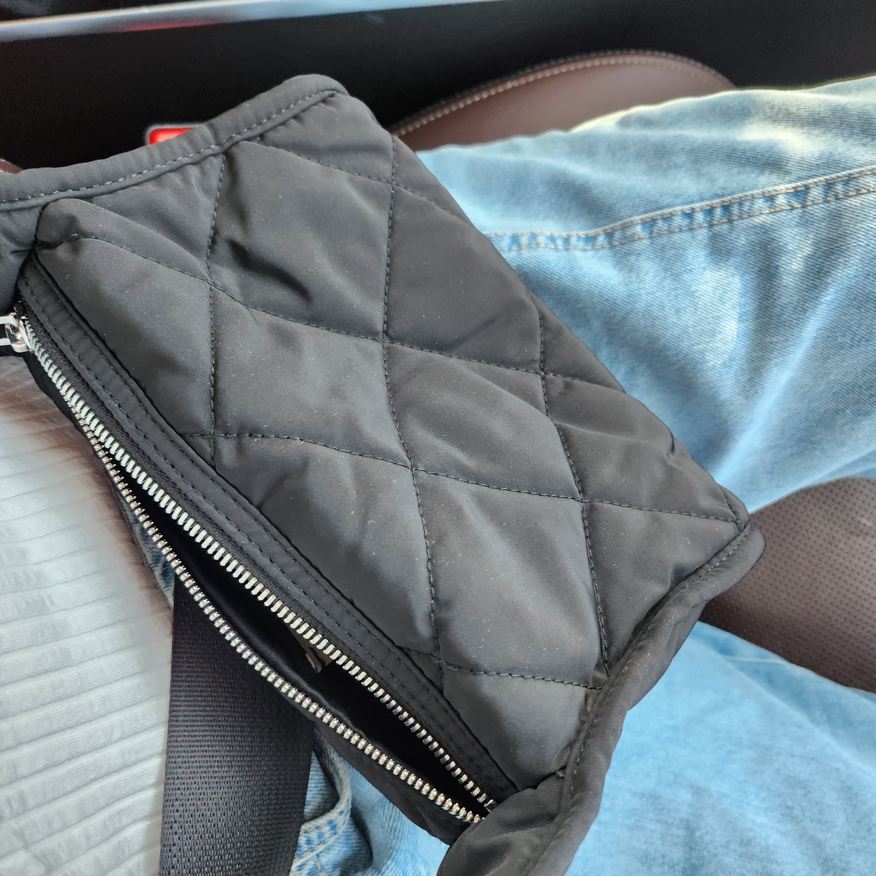 COS Diamond Quilted Mini Crossbody Bag Black 착용 스타일 - 2