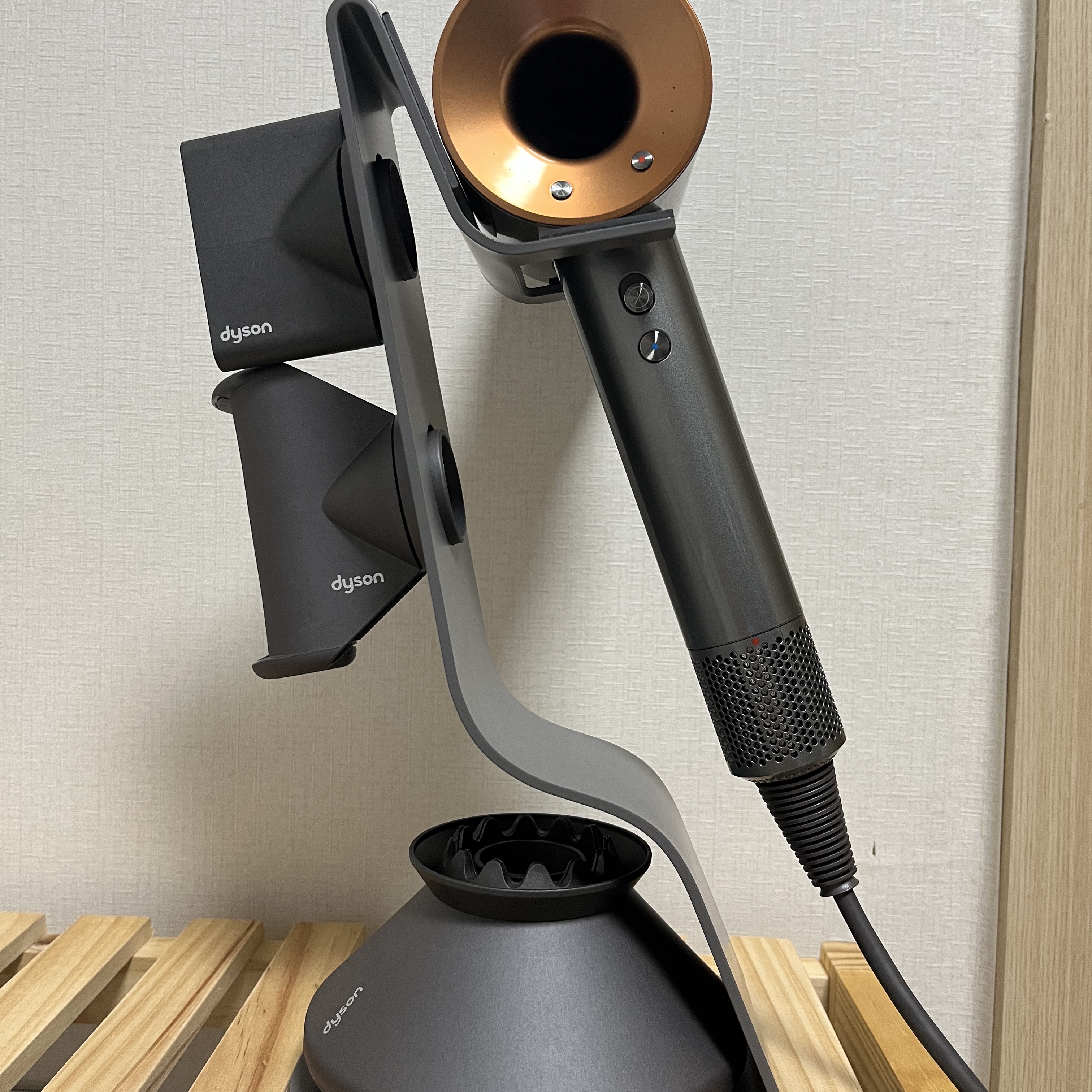 Dyson Supersonic Hair Dryer Nickel Copper (Korean Ver.) 착용 스타일 - 2