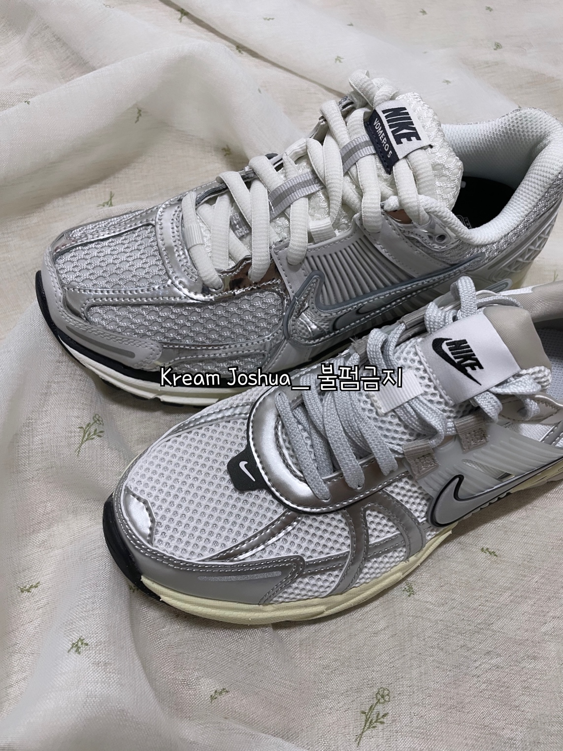 (W) Nike Zoom Vomero 5 Photon Dust and Metallic Silver, Nike V2K Run Summit White Metallic Silver 착용 스타일 - 2