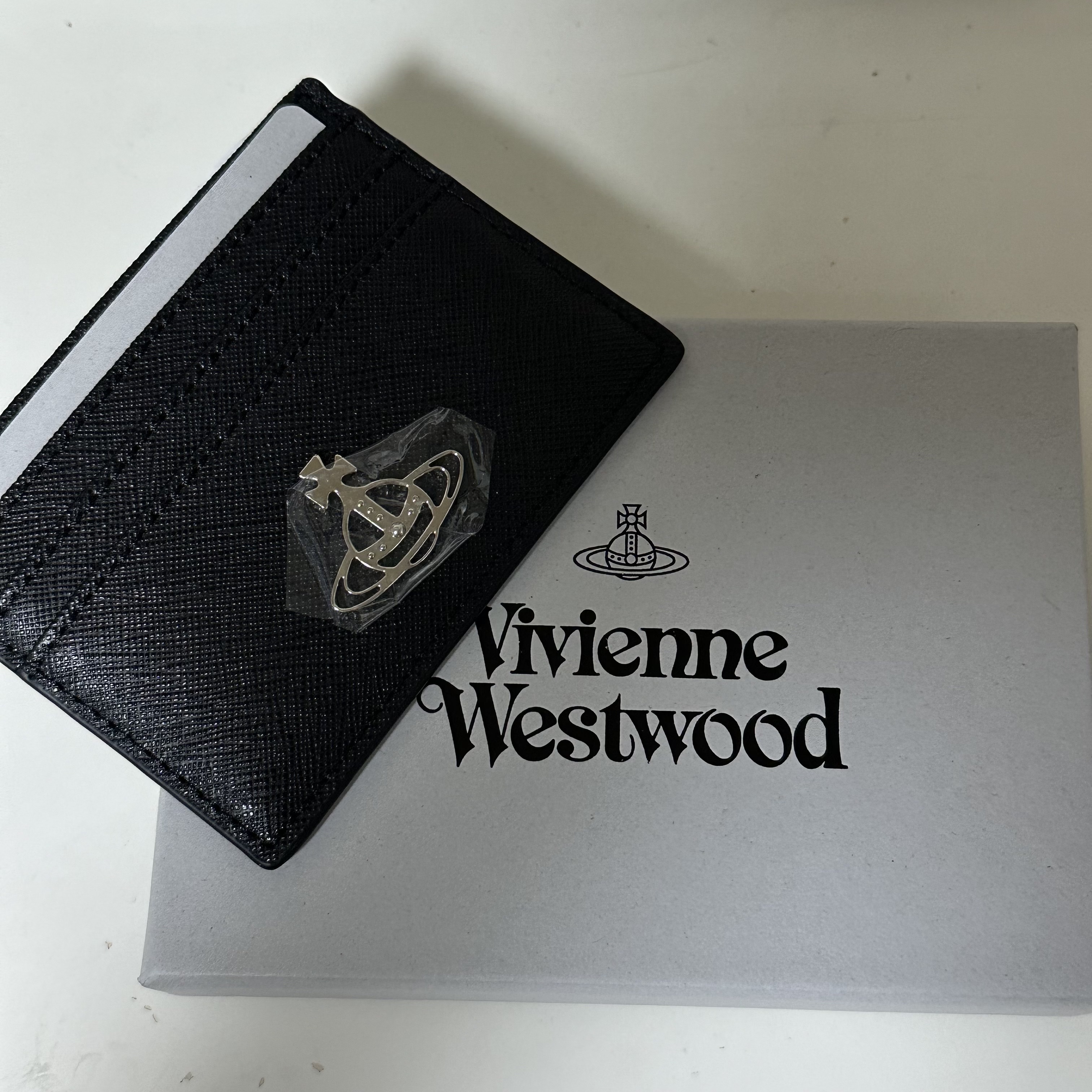 Vivienne Westwood Logo Card Holder Black 착용 스타일