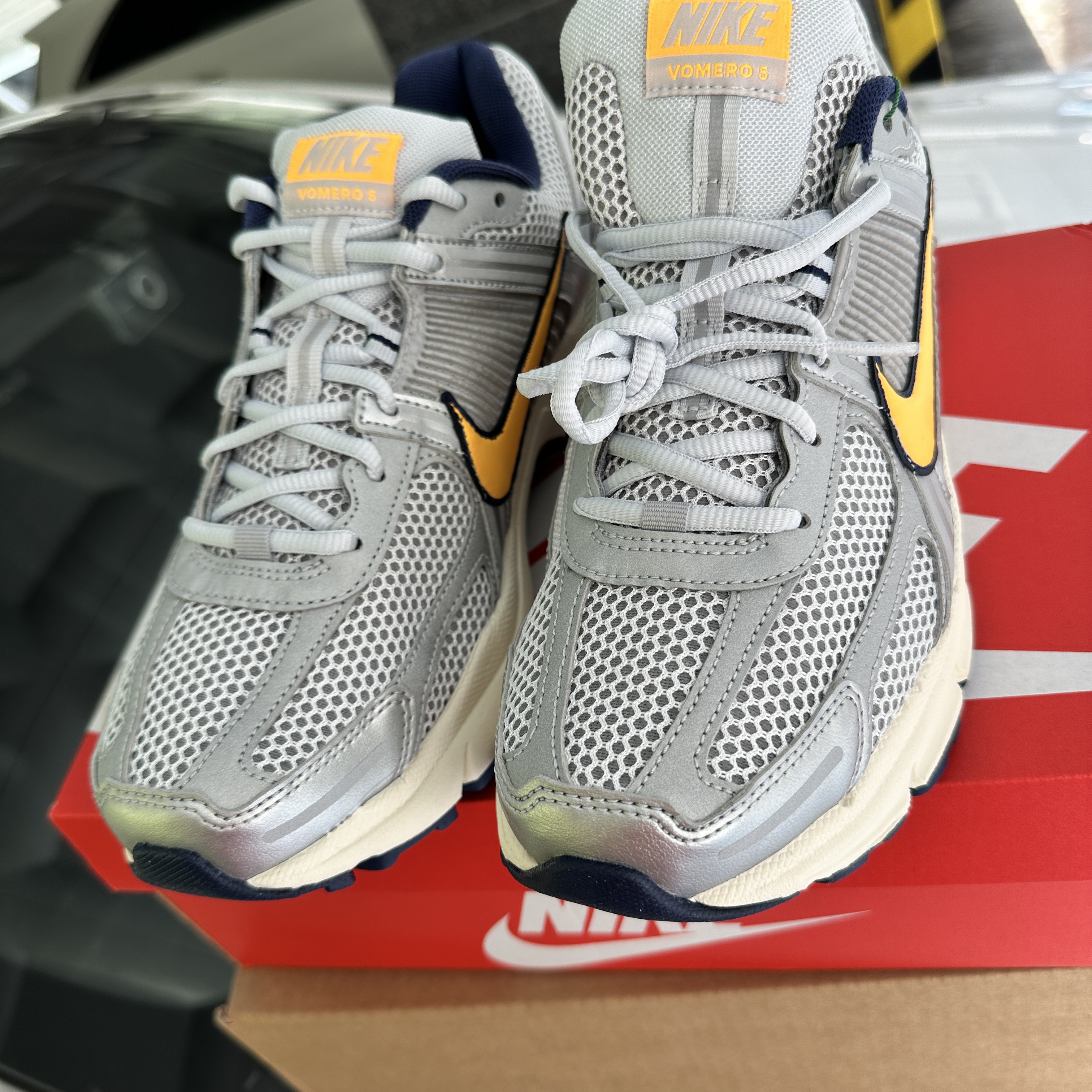 Nike Zoom Vomero 5 Pure Platinum and Laser Orange 착용 스타일 - 1