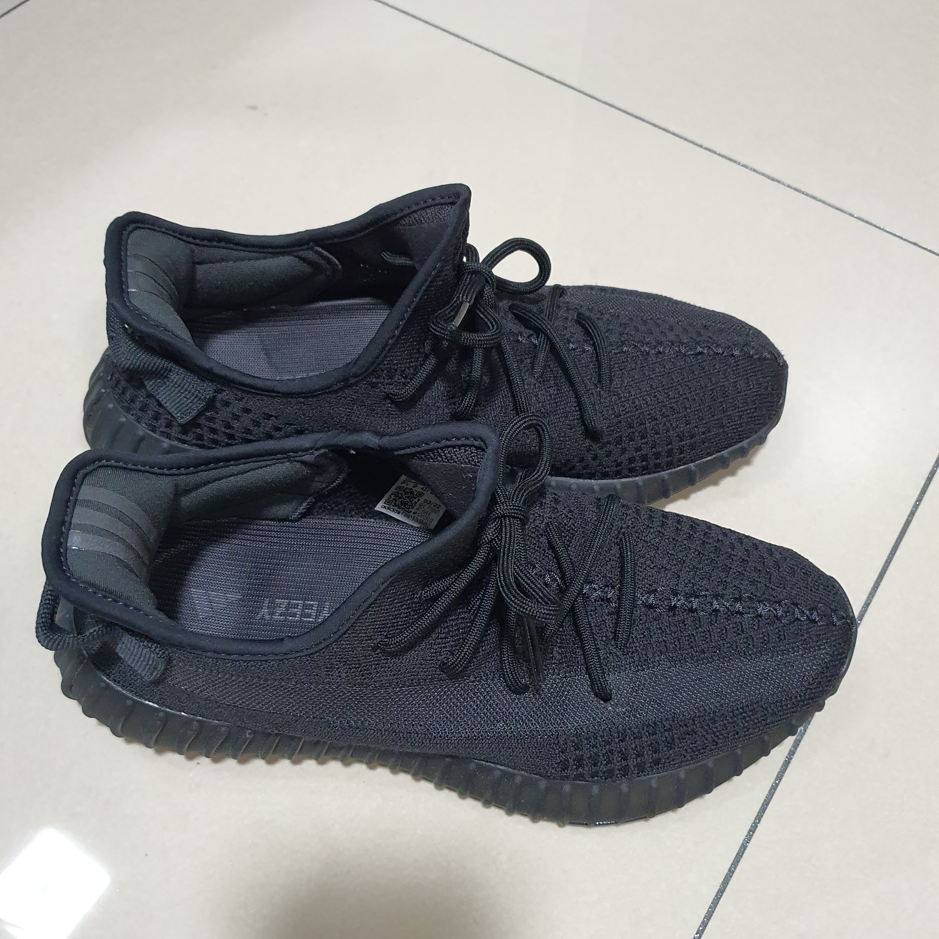 Adidas Yeezy Boost 350 V2 Onyx 착용 스타일