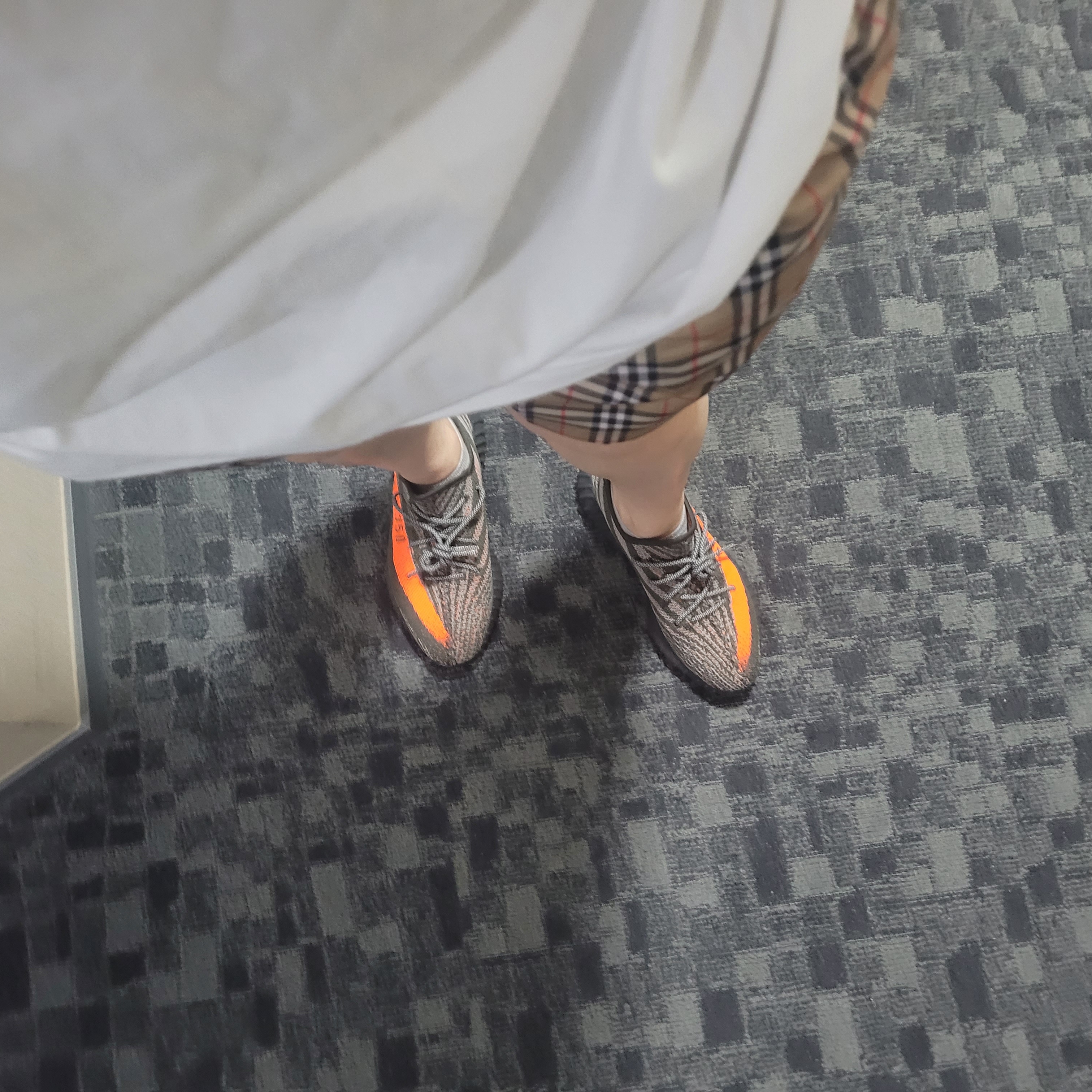 Burberry Small Scale Check Drawcord Swim Shorts Archive Beige, Adidas Yeezy Boost 350 V2 Carbon Beluga 착용 스타일