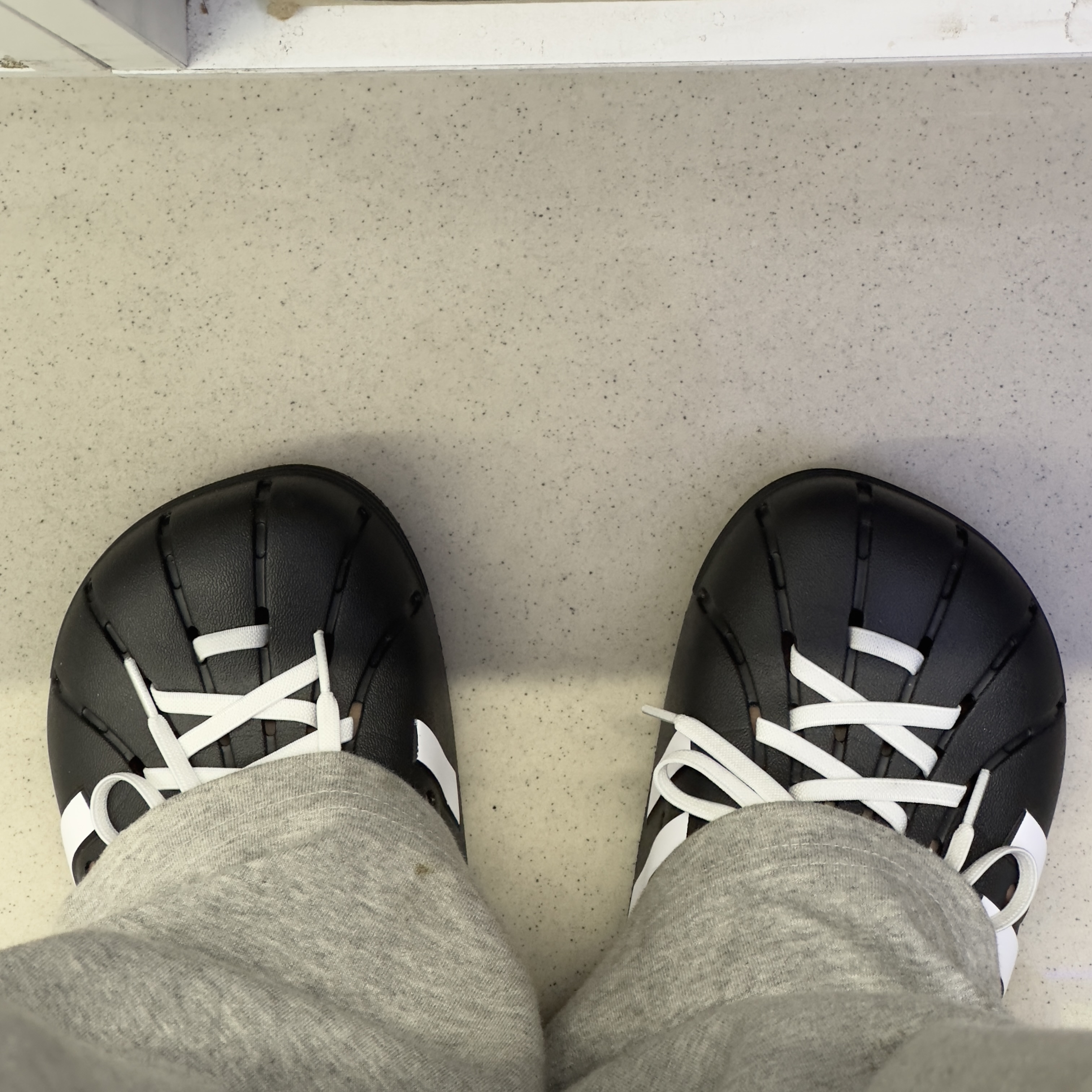 Adidas Adilette Clog Black White 착용 스타일