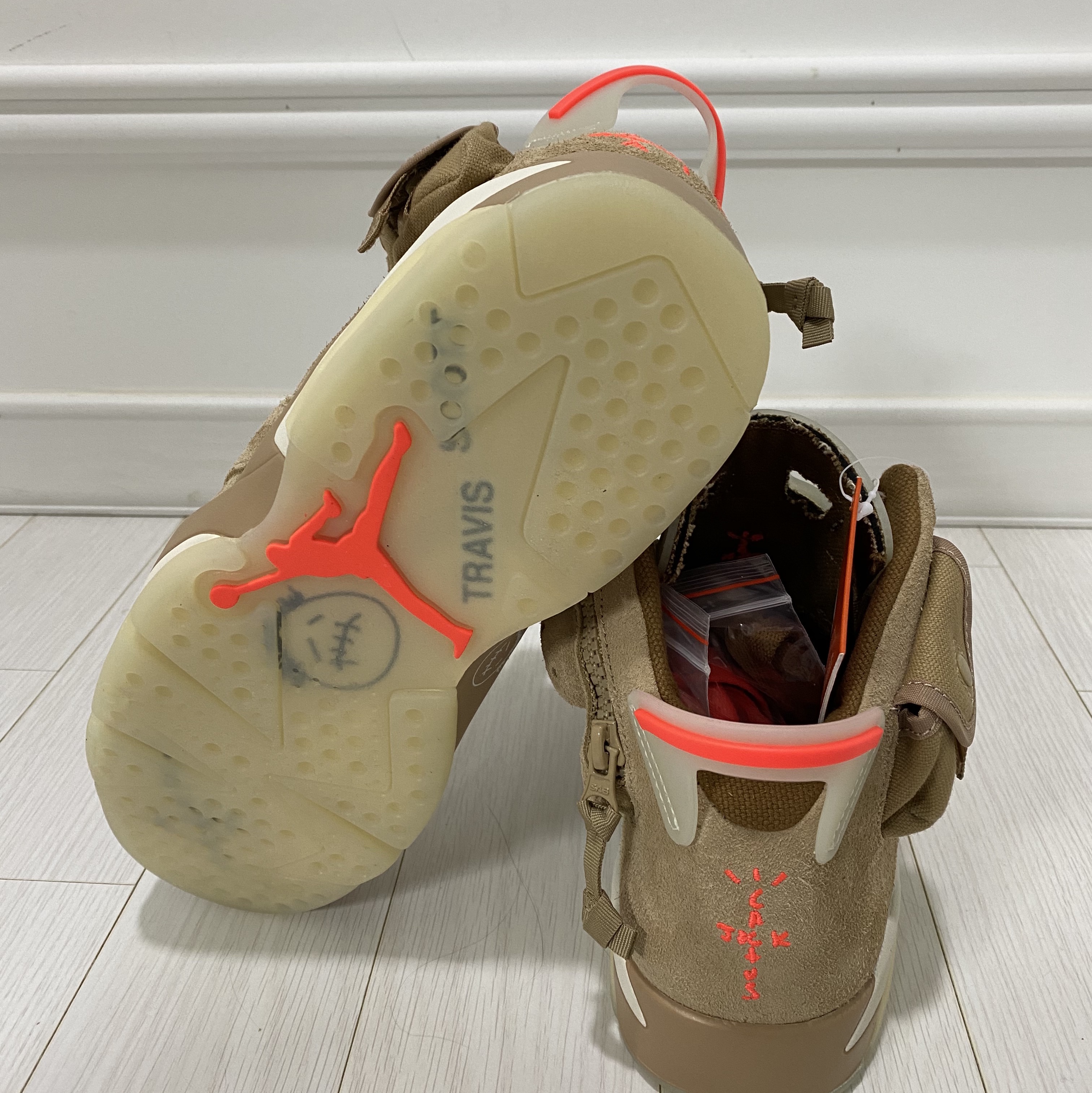Jordan 6 x Travis Scott Retro SP British Khaki 착용 스타일 - 3