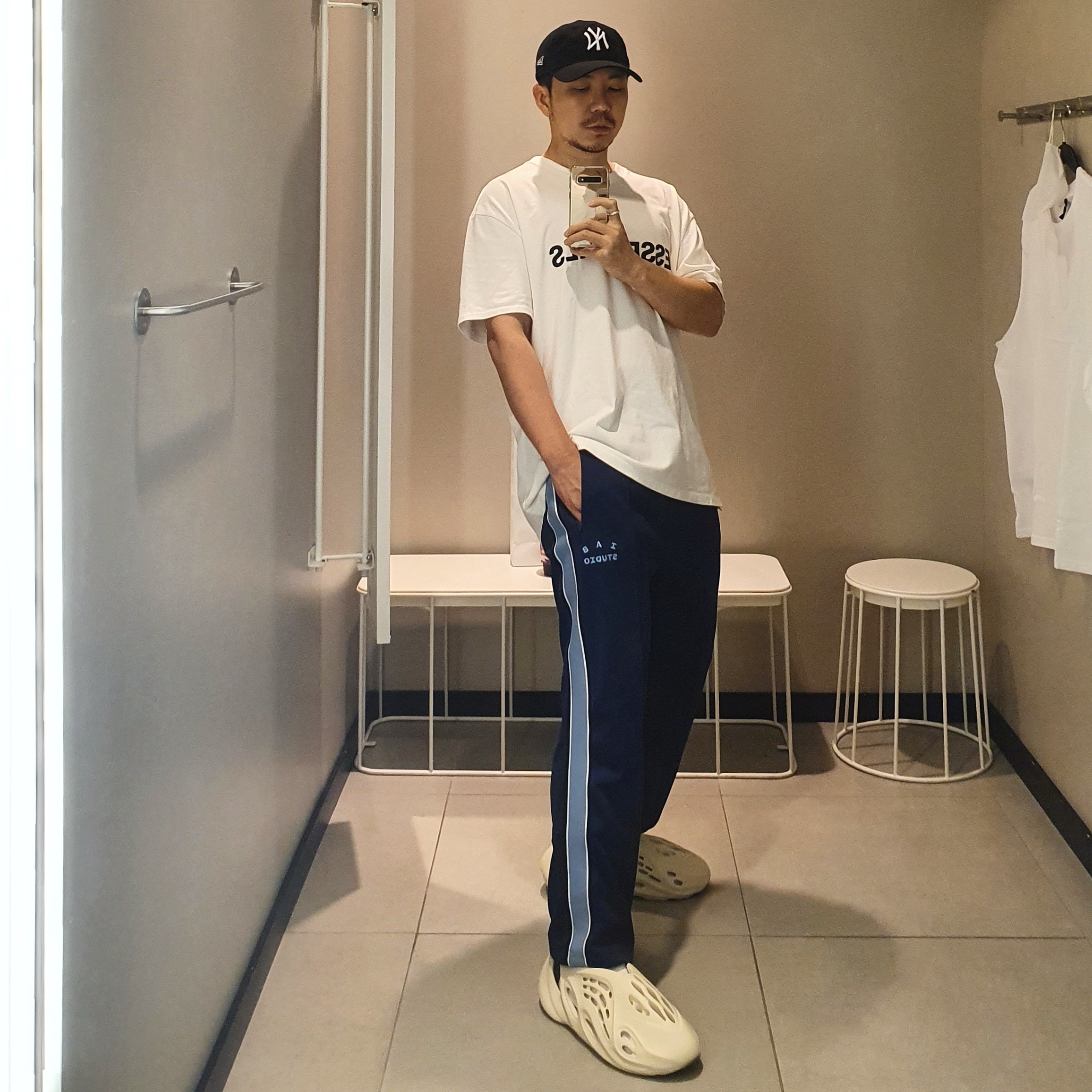 Adidas Yeezy Foam RNNR Sand 착용 스타일