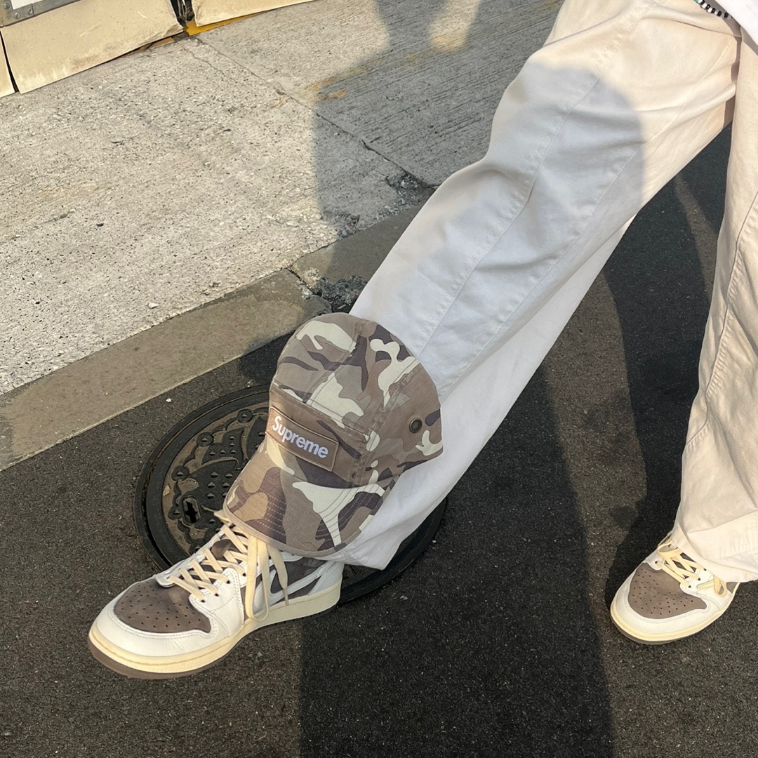 Jordan 1 x Travis Scott Retro Low OG SP Sail and Ridgerock, Supreme Military Camp Cap Stone Camo - 23SS 착용 스타일
