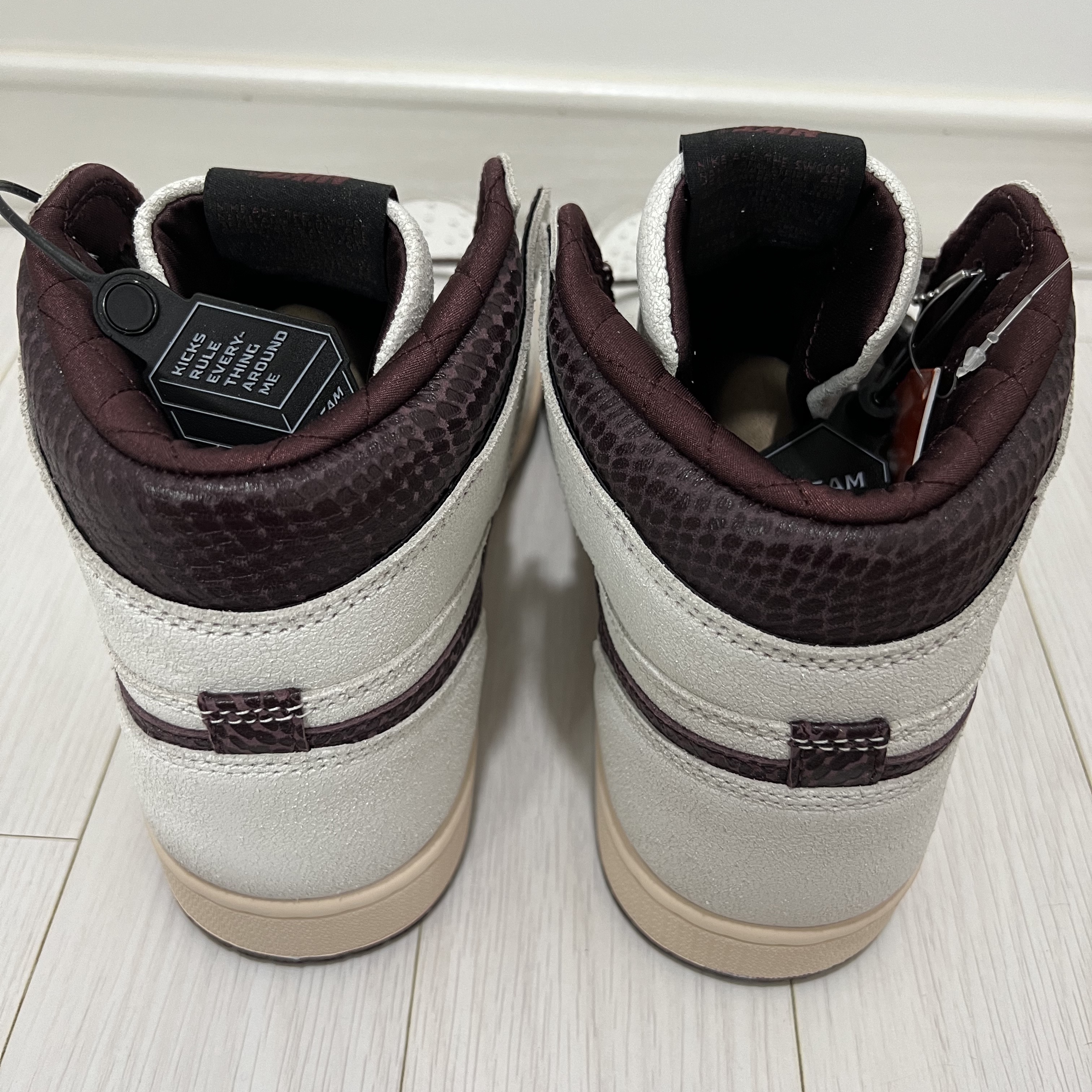 Jordan 1 x A Ma Maniere Retro High OG SP Sail and Burgundy 착용 스타일 - 4