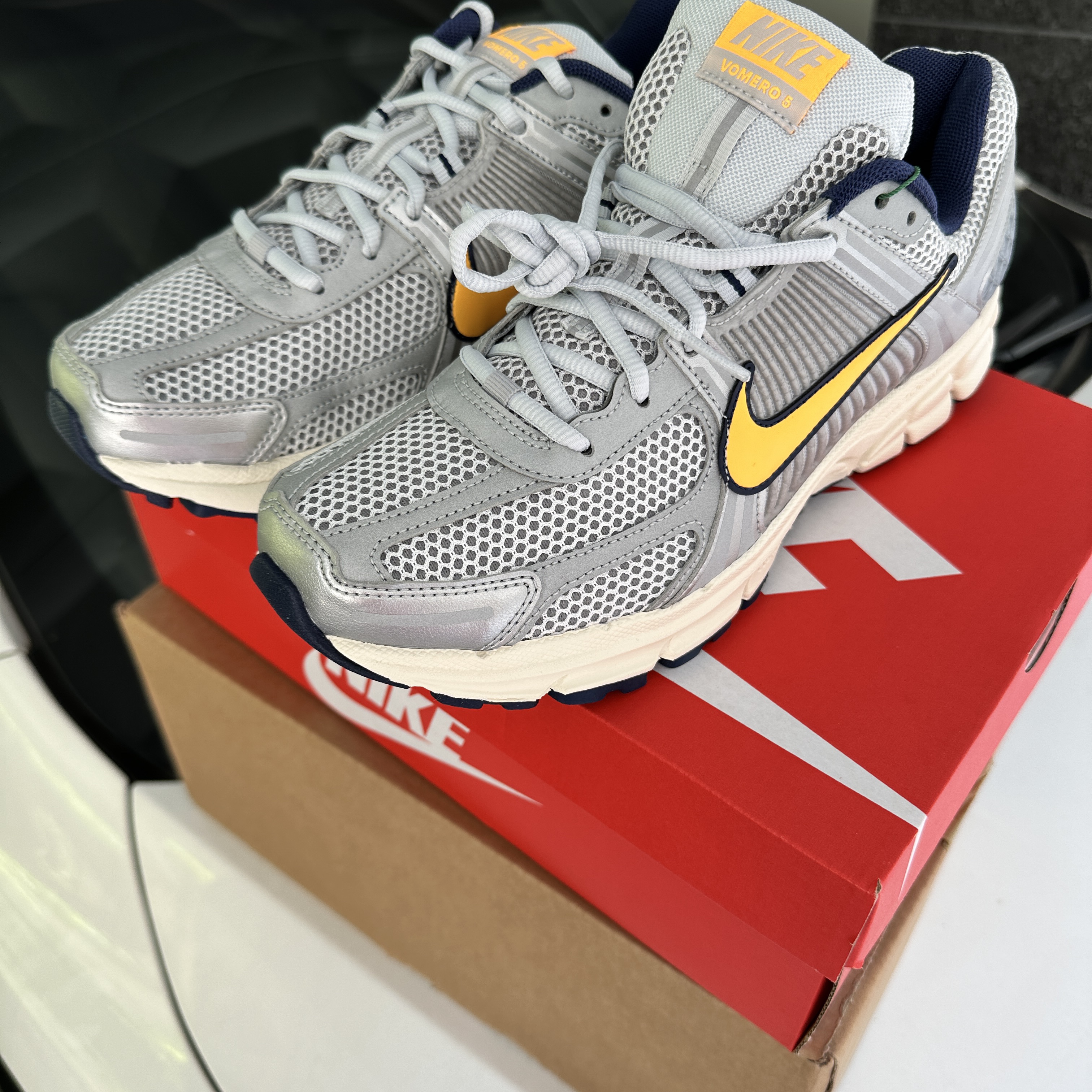 Nike Zoom Vomero 5 Pure Platinum and Laser Orange 착용 스타일 - 2