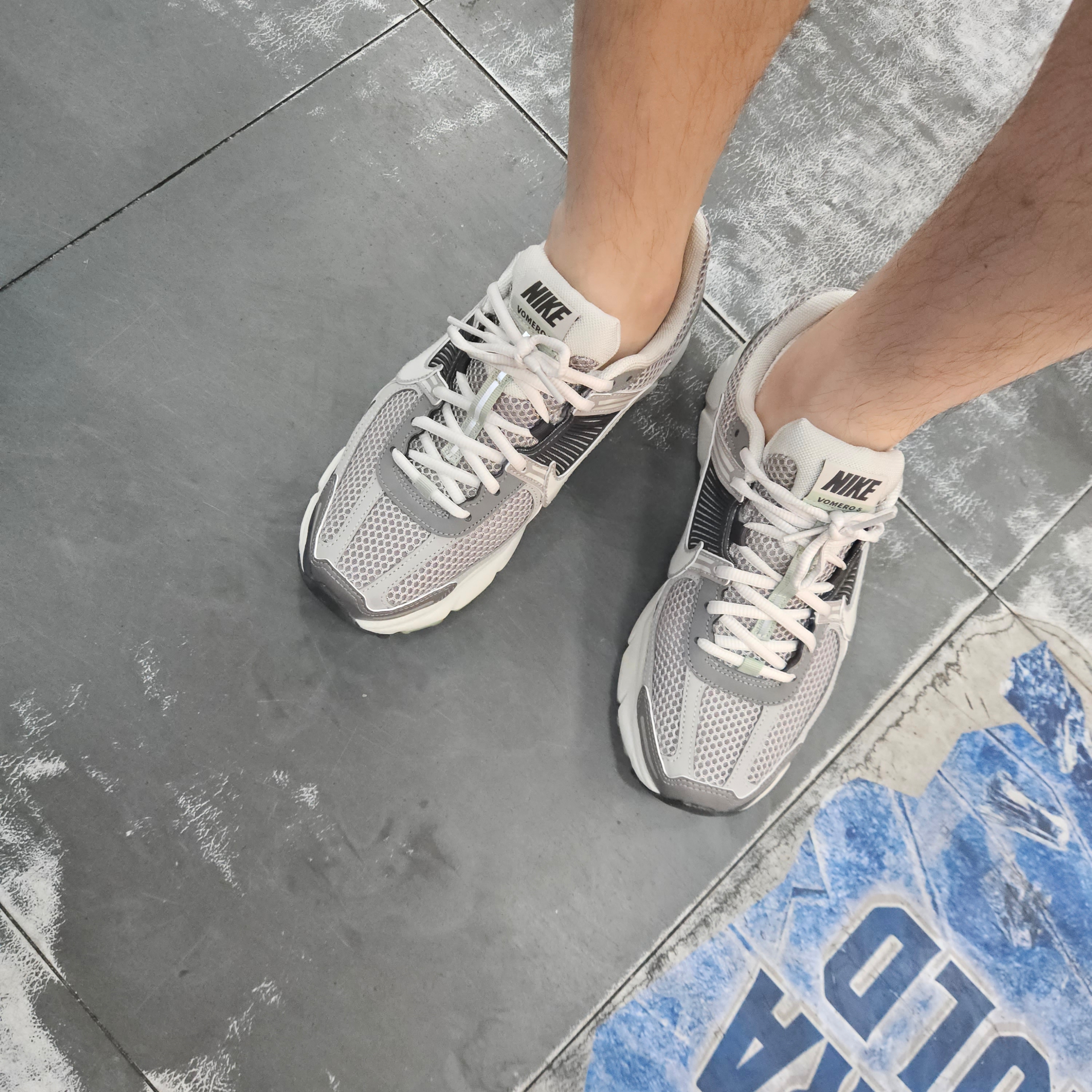 (W) Nike Zoom Vomero 5 Cobblestone and Flat Pewter 착용 스타일