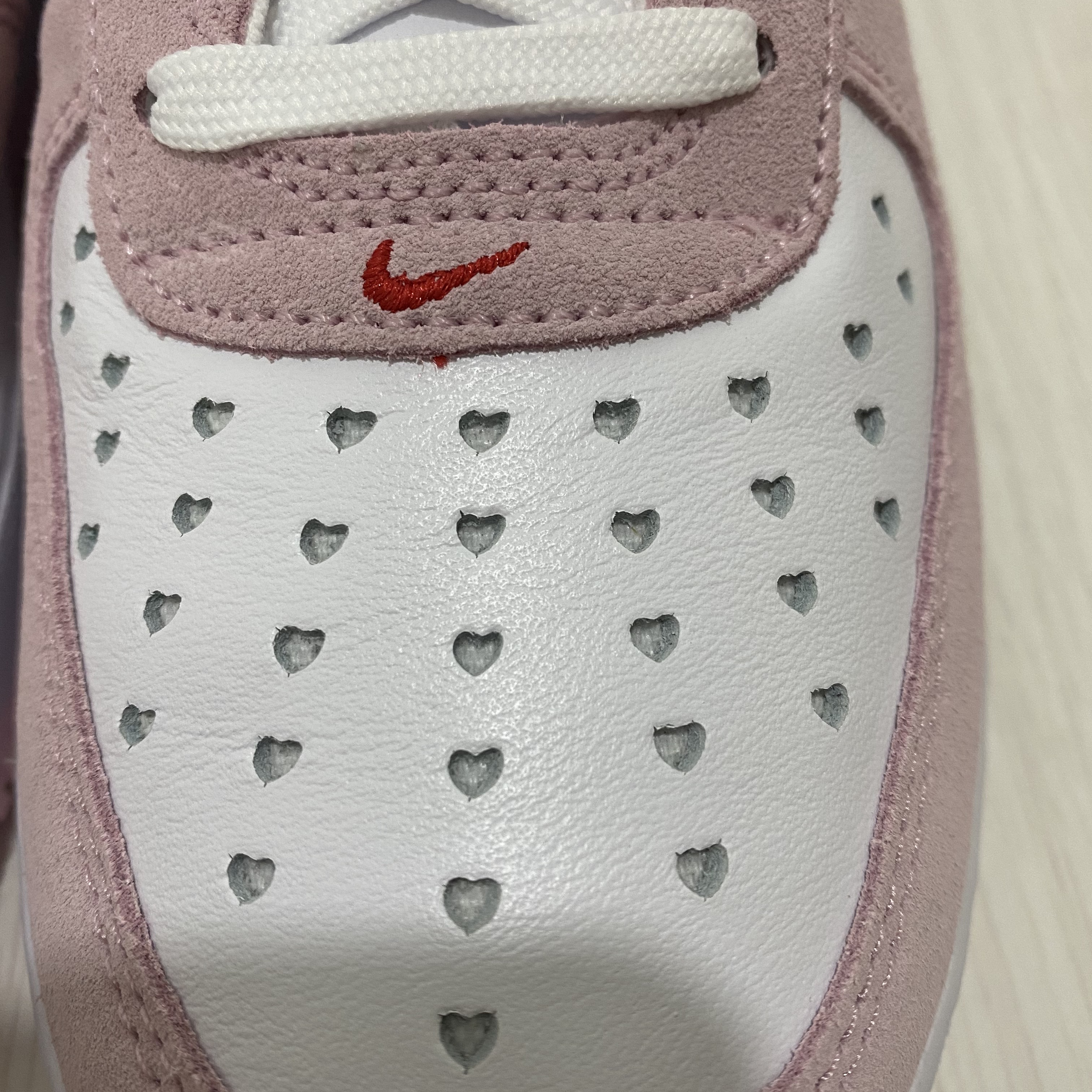 Nike Air Force 1 '07 QS Valentine's Day 착용 스타일 - 3