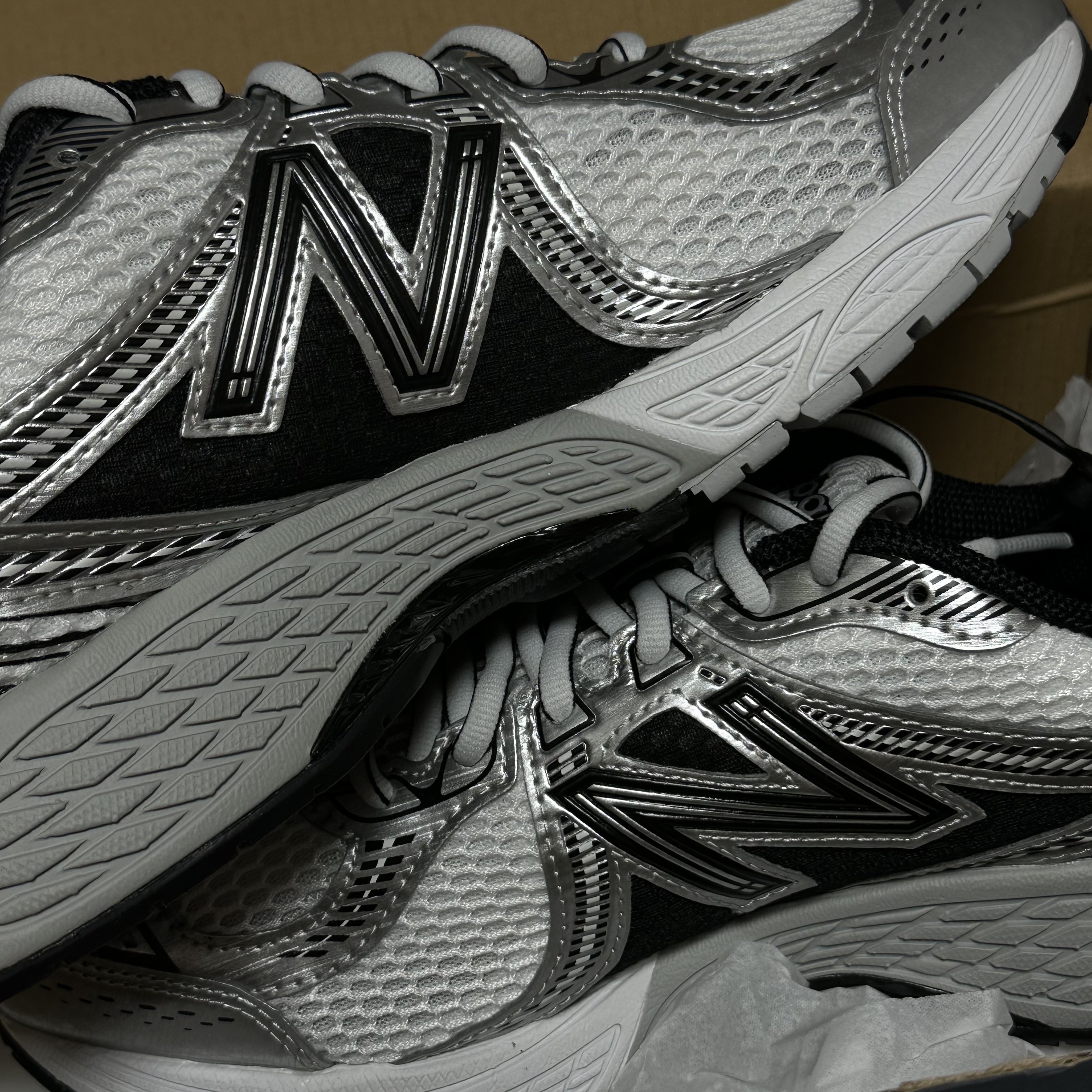 New Balance 860v2 White Black 착용 스타일