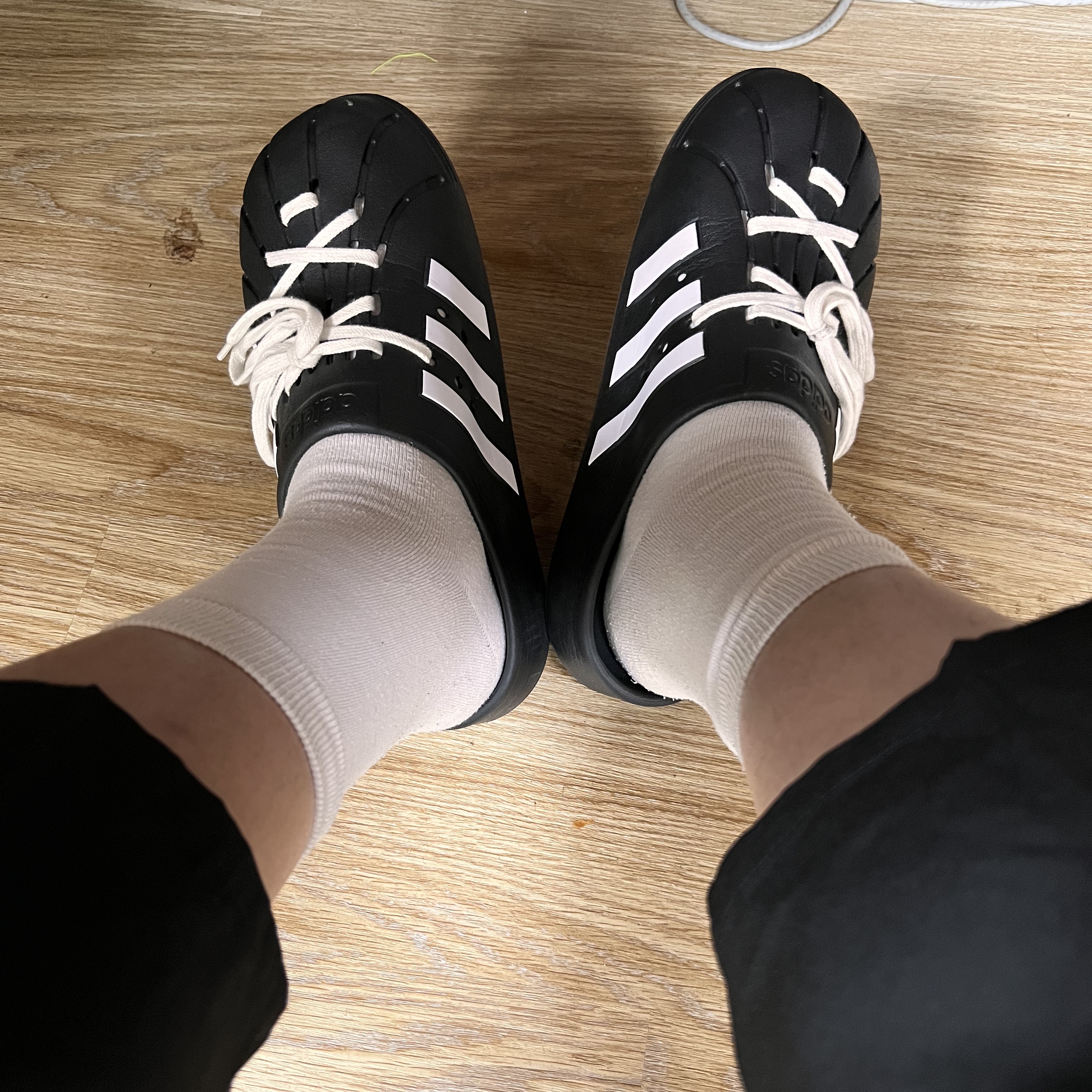 Adidas Adilette Clog Black White 착용 스타일