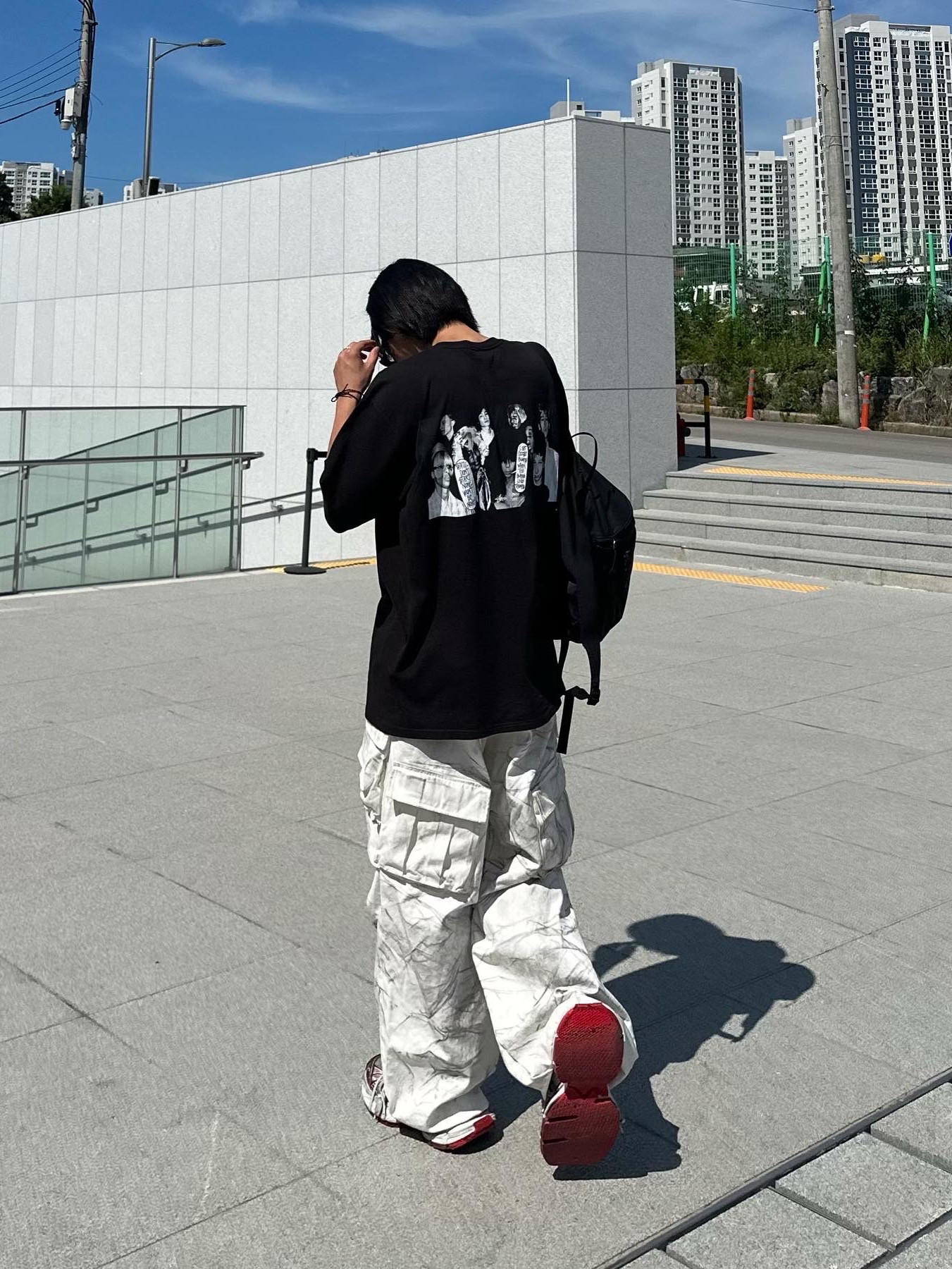 Stussy x Martine Rose Collage Pigment Dyed T-Shirt Black, Balenciaga 3XL Sneakers White Red 착용 스타일 - 2