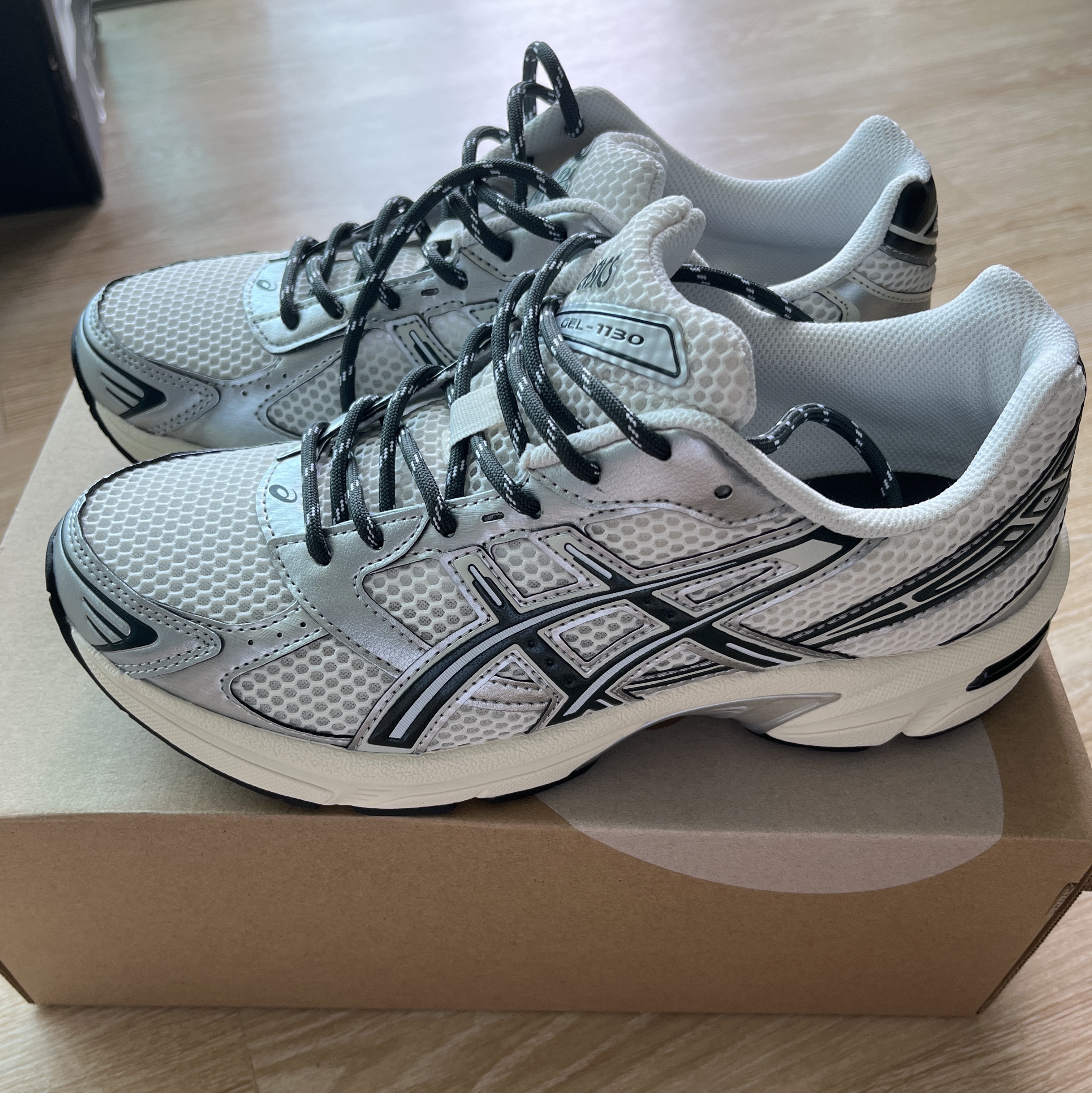 Asics x Kith Gel-1130 Cream Scarab 착용 스타일