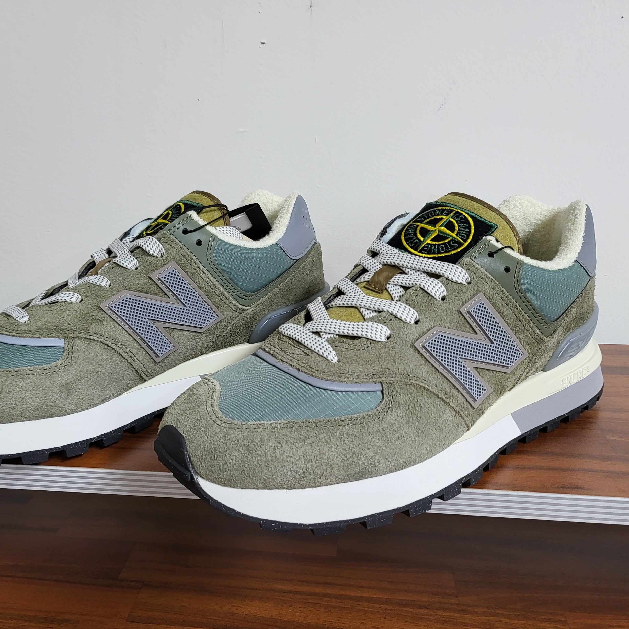 New Balance x Stone Island 574 Legacy Green 착용 스타일 - 3