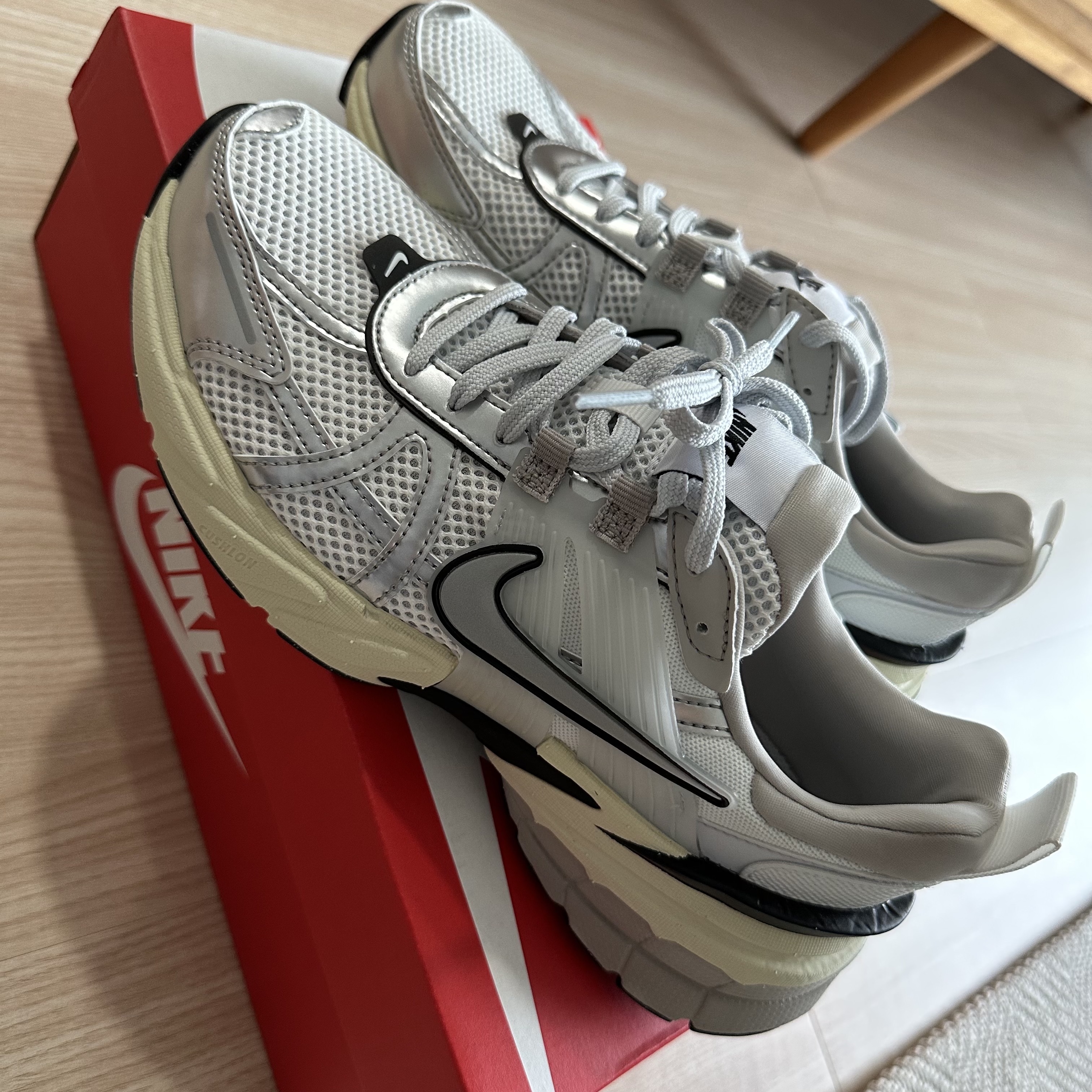 Nike V2K Run Summit White Metallic Silver 착용 스타일