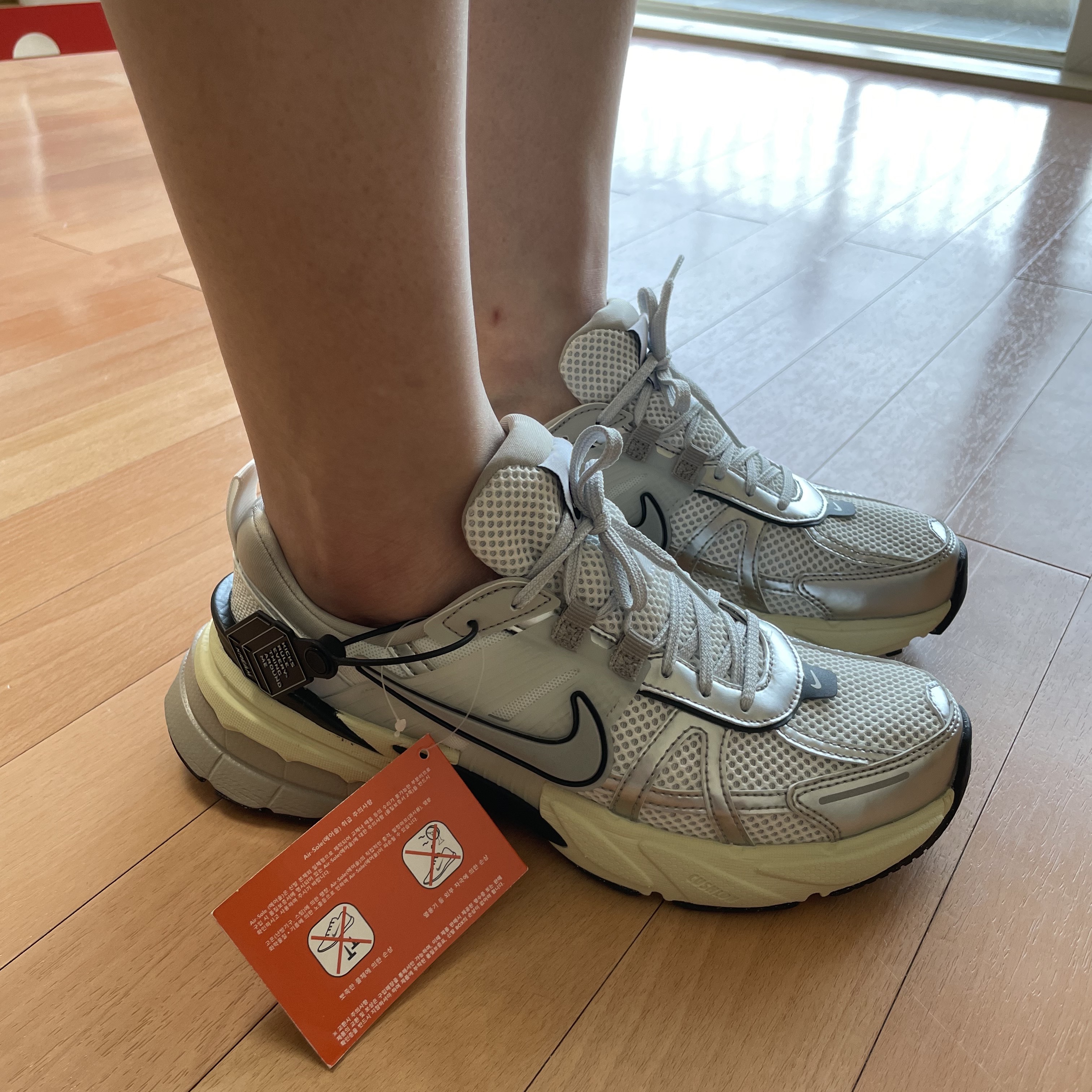 Nike V2K Run Summit White Metallic Silver 착용 스타일 - 2