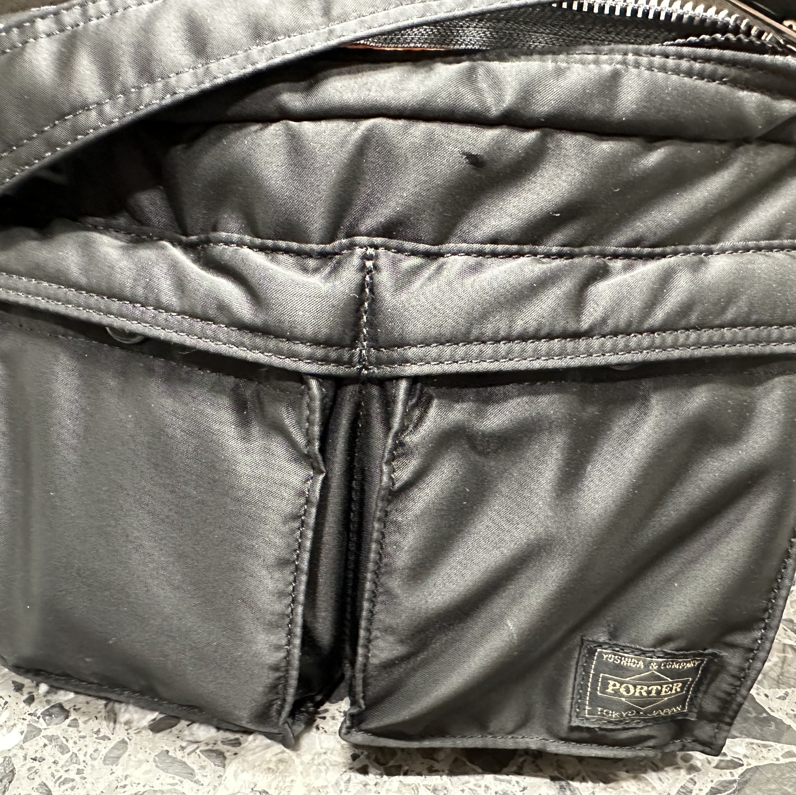 Porter Tanker Shoulder Bag S Black 착용 스타일